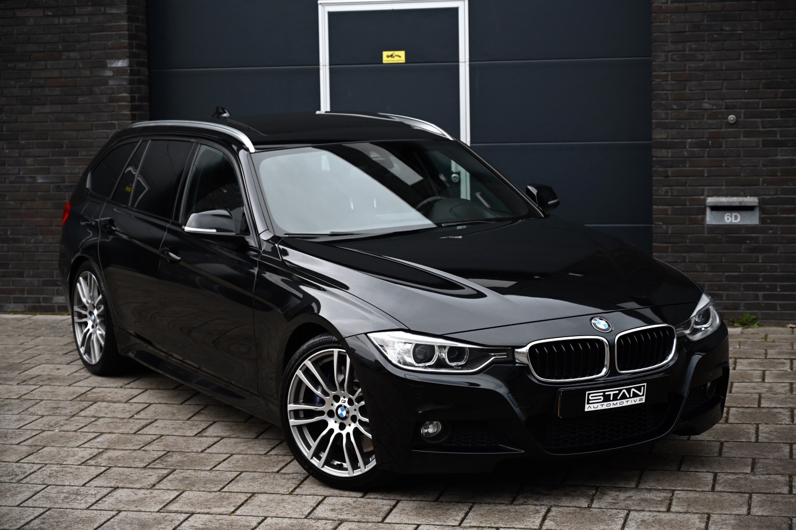 BMW 3 Serie Touring 330D High Executive M Sport, 6-cilinder lijnmotor (RWD), panoramadak, trekhaak.
