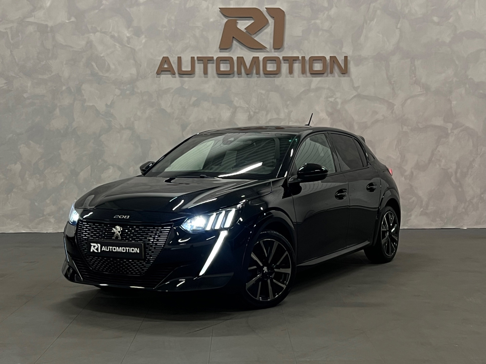 Peugeot 208 1.2 PureTech 3x GT|KEYLESS|CAMERA|CARBON INTERIEUR DELEN|DIGITAL 3D DASH|STOELVERW|SFEERVERL|HALF LEDER|CARPLAY