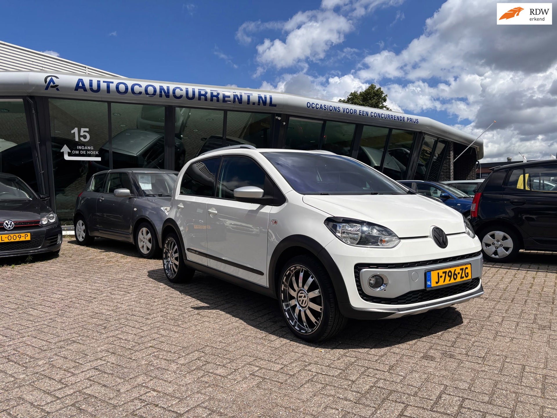 Volkswagen up! 1.0 cross up! BlueMotion, Nwe. APK, Carplay, 17″wielen, Super sound systeem.