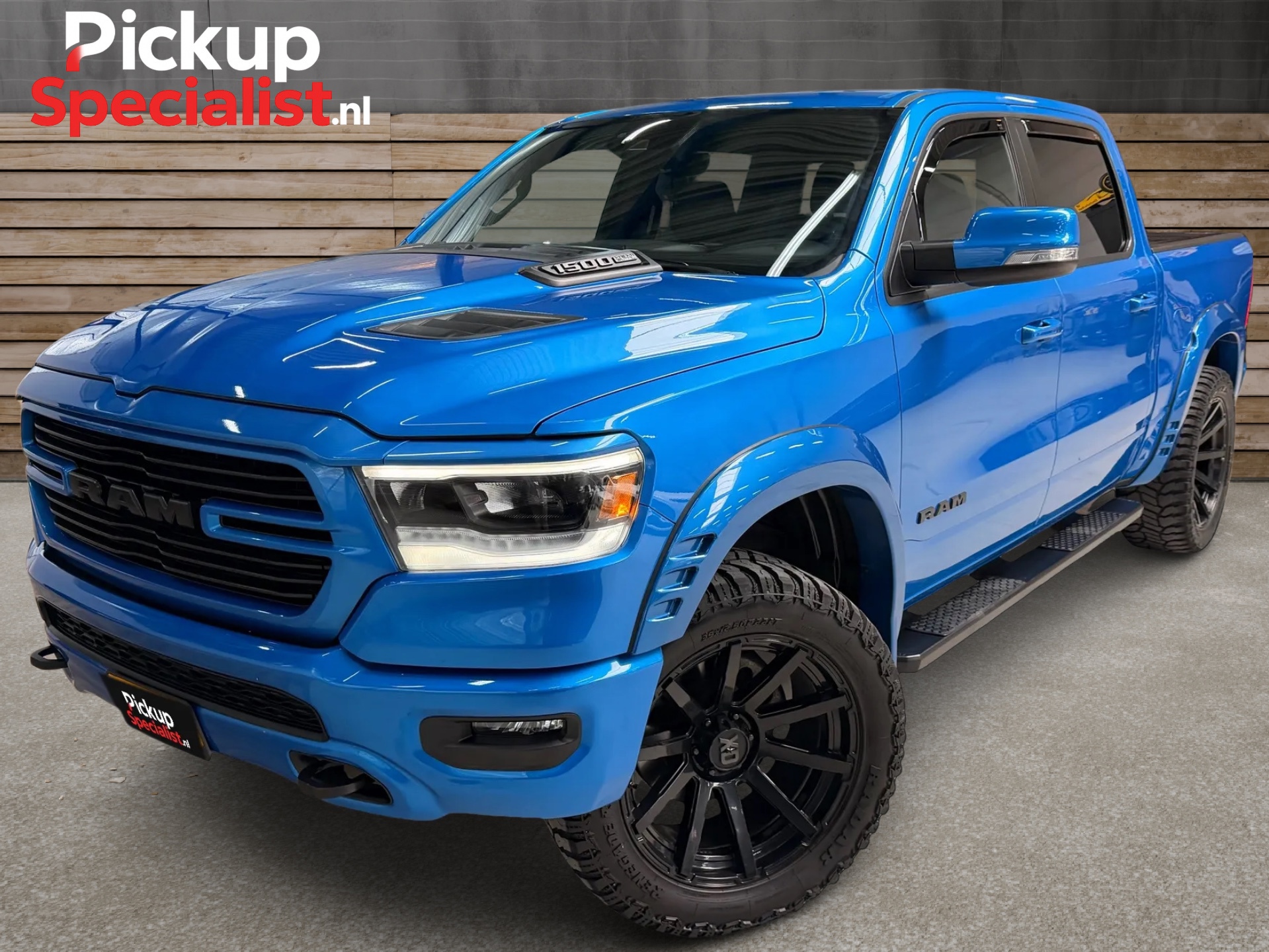 Dodge Ram 1500 5.7 V8 4×4 Crew Cab Big Horn , VERHOOGD , WIDE BODY , STUUR CARBON, OPEN UITLAAT