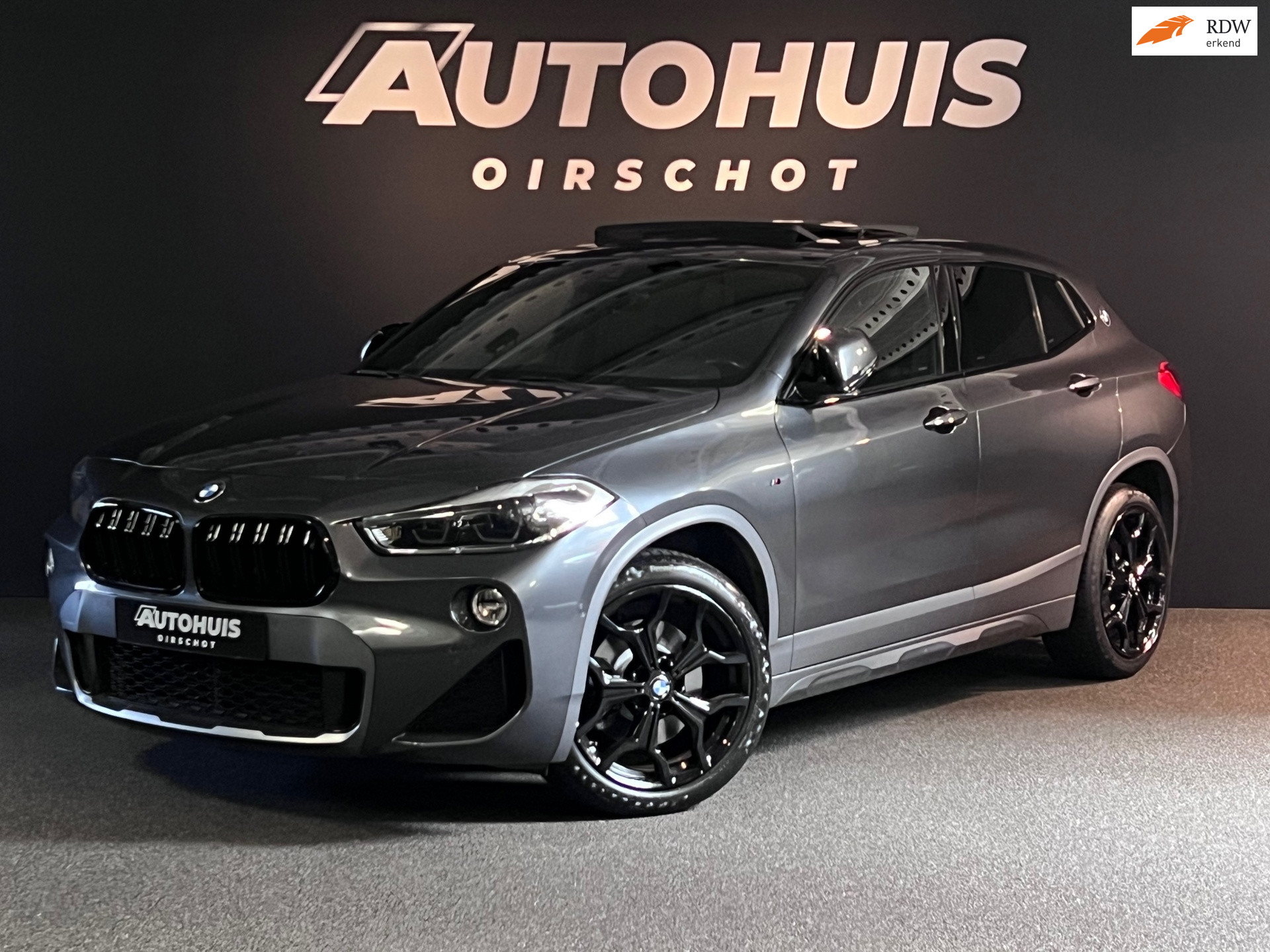 BMW X2 SDrive20i High Executive M Edition Pano/ Memory/ Keyless/ ACC/ Carplay/ Harman Kardon/ Headup/ Ambiance/ PDC/ 19″