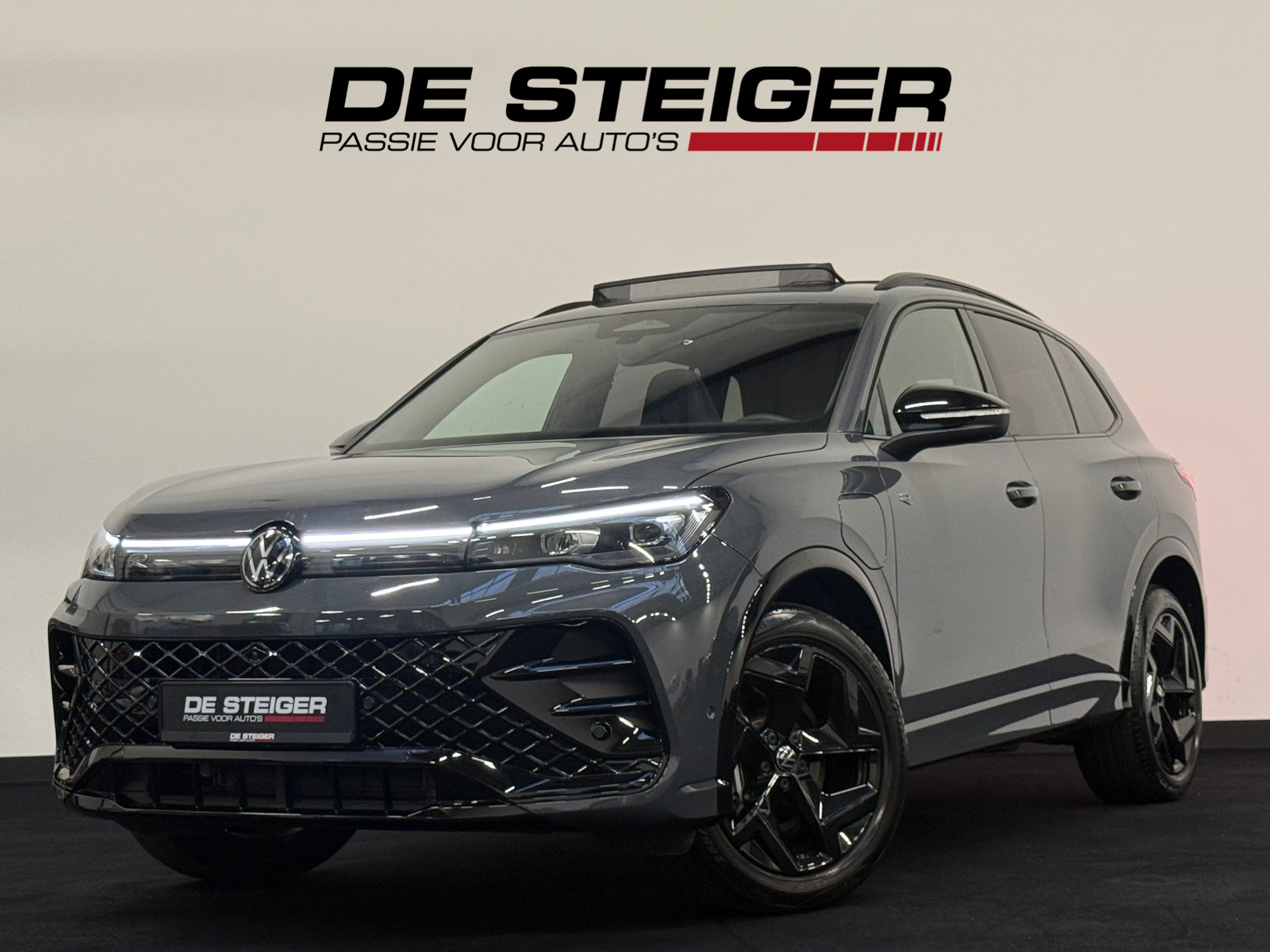 Volkswagen Tiguan 1.5 eHybrid R-Line Black Style Pano Headup 360 Massage Trekhaak