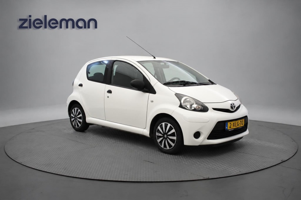 Toyota Aygo 1.0 VVT-i Now 5 Deurs – Airco, Navi, Trekhaak, Nieuwe APK!