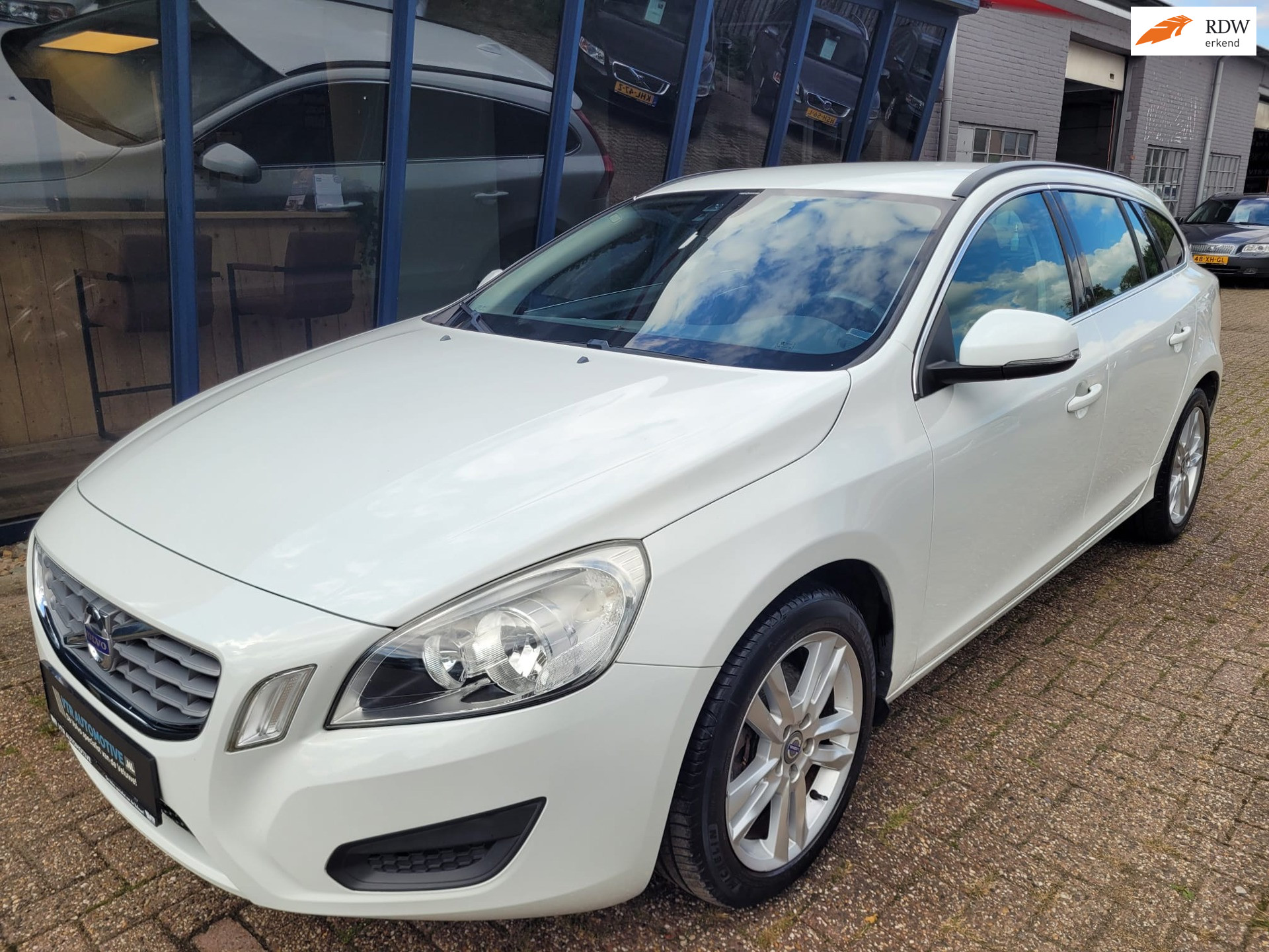 Volvo V60 1.6 T4 Momentum 180PK 1e Eigenaar & 36.962KM!