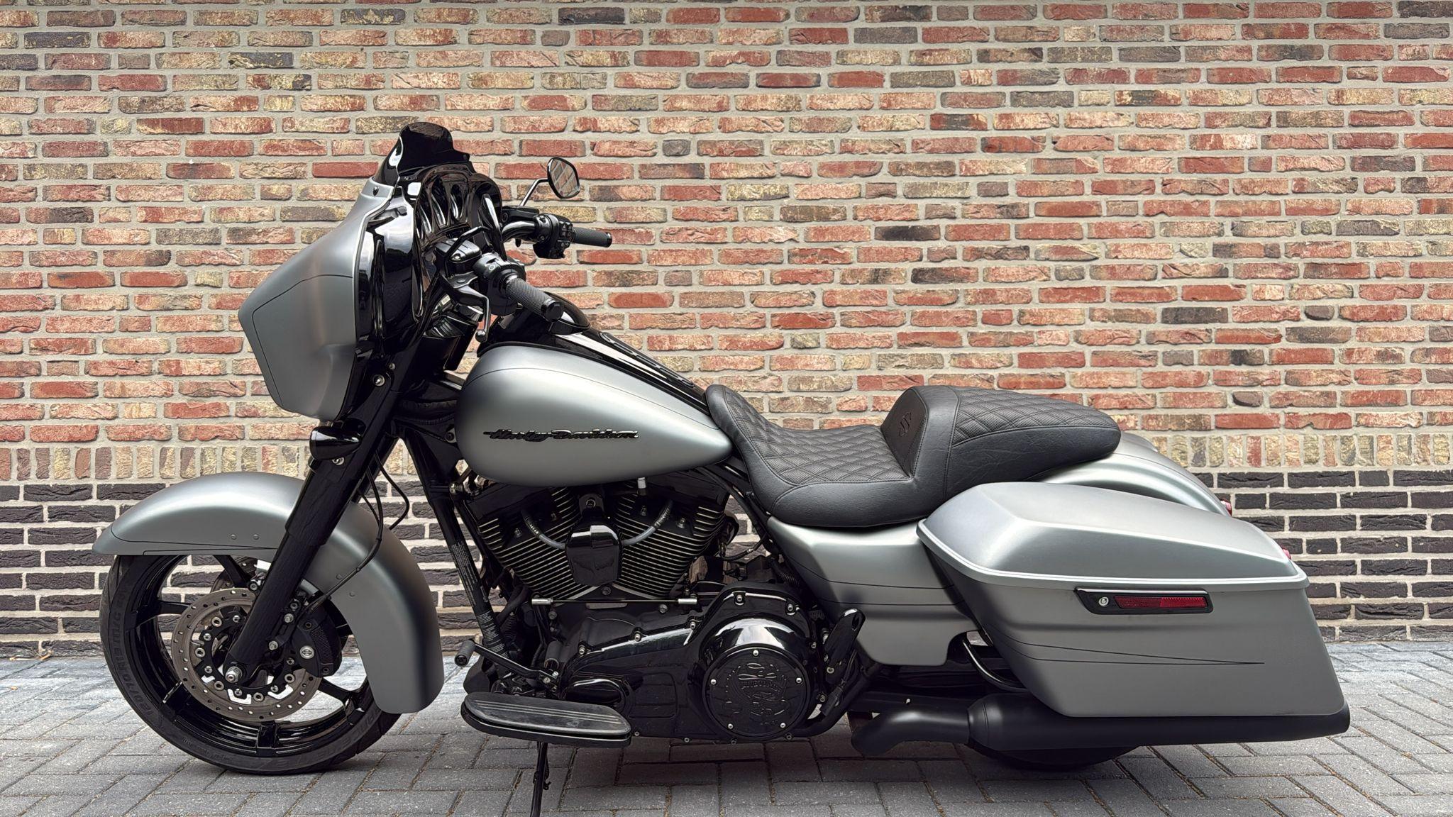 Harley-Davidson 103 FLHXS Streetglide