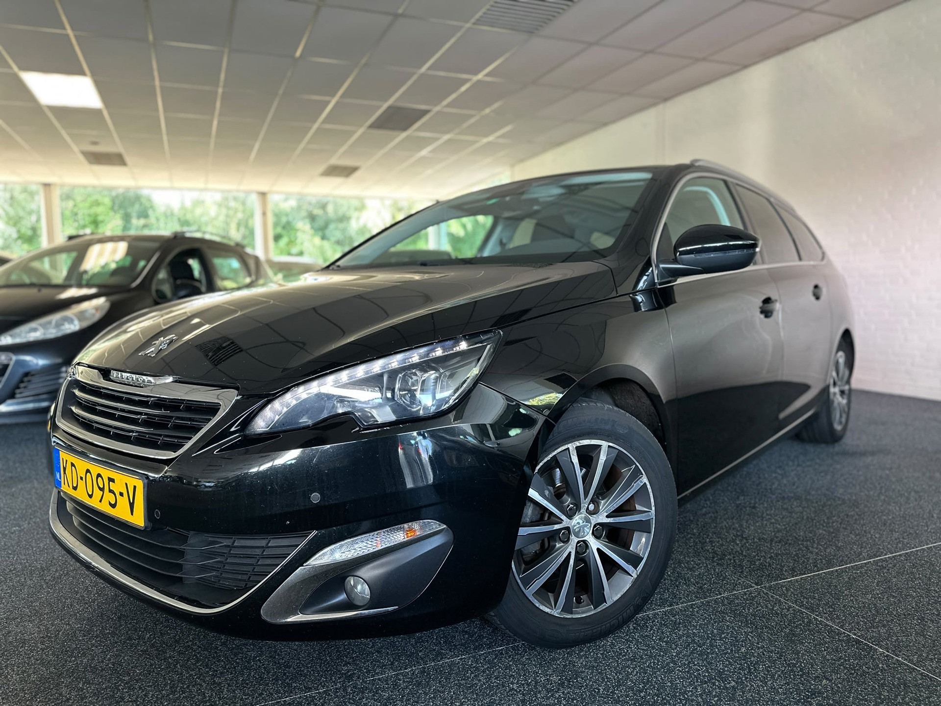 Peugeot 308 SW 1.2 PureTech Blue Lease Premium | Automaat | LED | Massage | Panorama | Keyless | Camera |