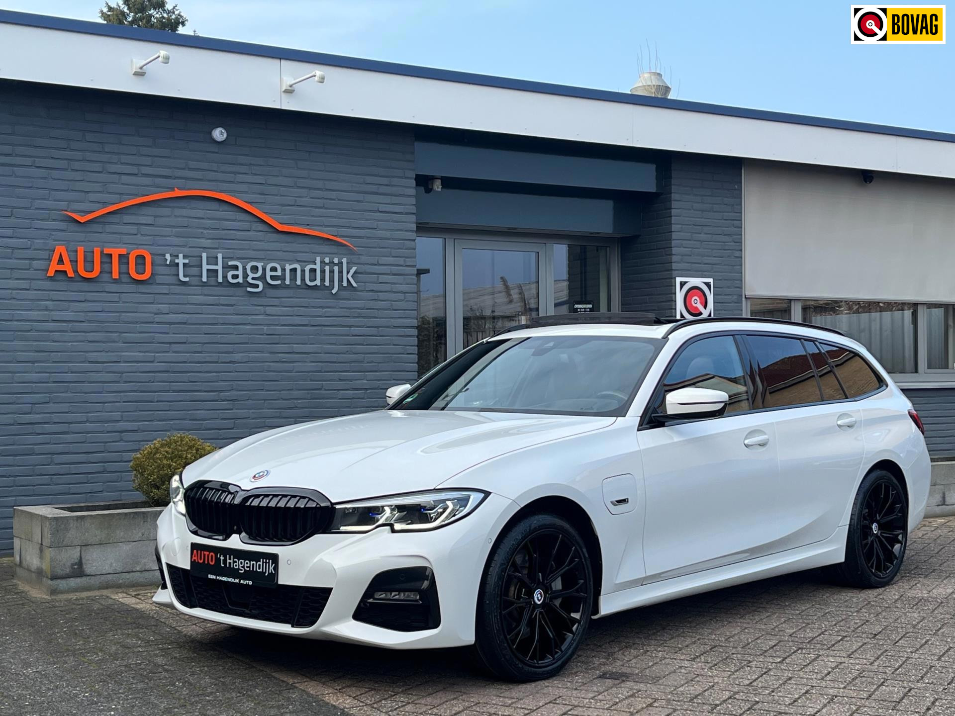 BMW 3 Serie Touring 330e High Exe M-sport pano trekh laser 19″