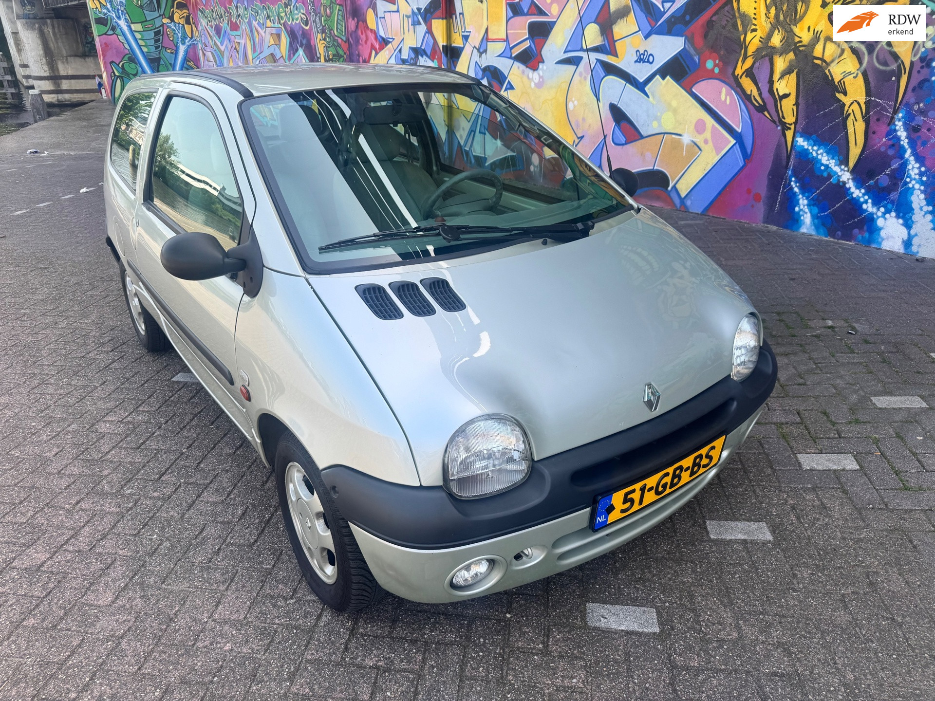 Renault Twingo 1.2 Initiale airco vol leer sport velgen nieuwe distributie riem zeer nette auto met 150 dkm nap. Stereo