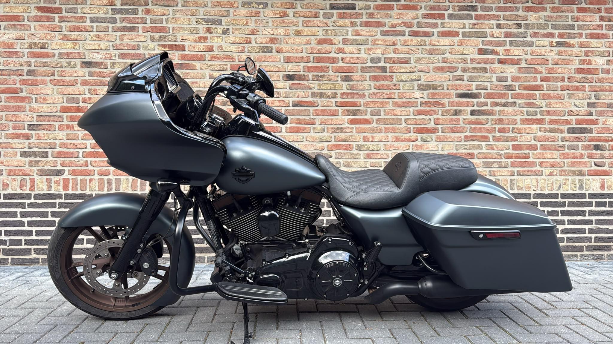 Harley-Davidson 103 FLTRXS Road Glide