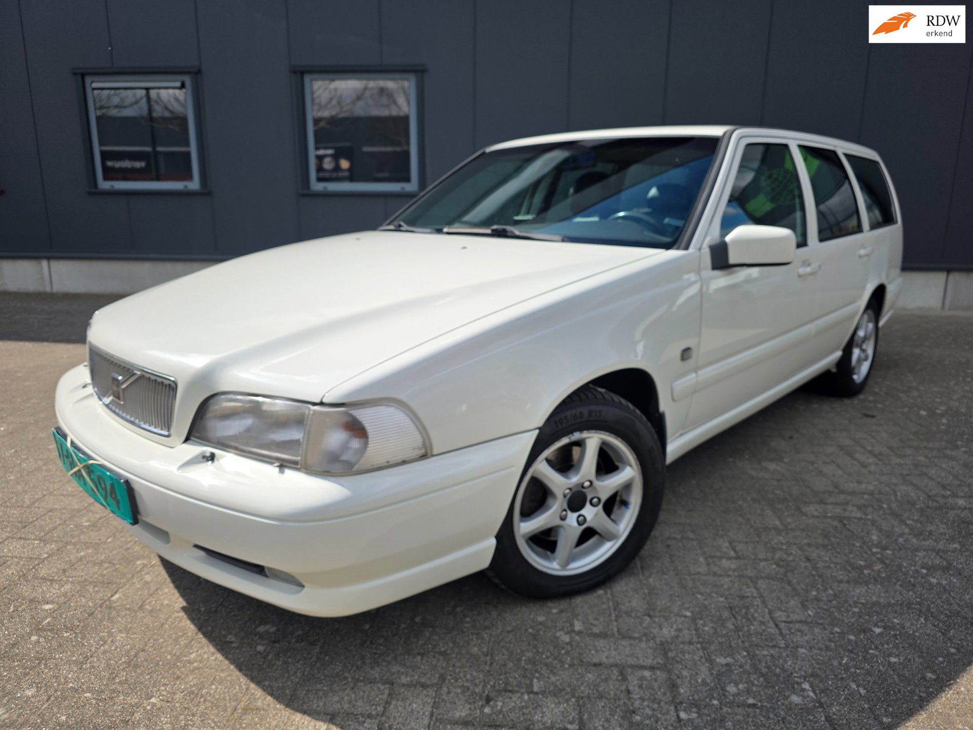 Volvo V70 2.5 AUTOMAAT, netto € 4.950 ex BTW, Leder, bijtelvriendelijk!