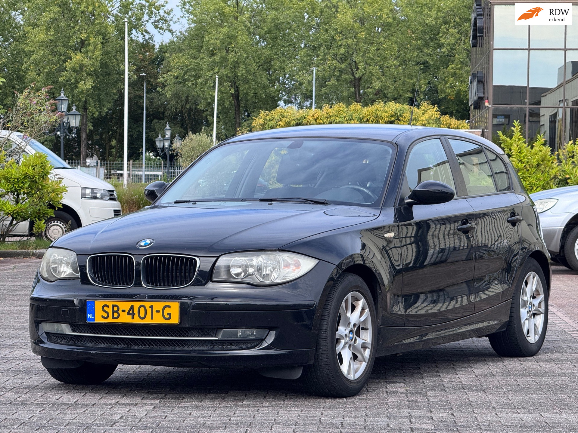 BMW 1-serie 118i High Executive | APK 11-03-2027 | 1e Eigenaar | Parkeersensoren | Stoelverwarming | Elektrische spiegels |
