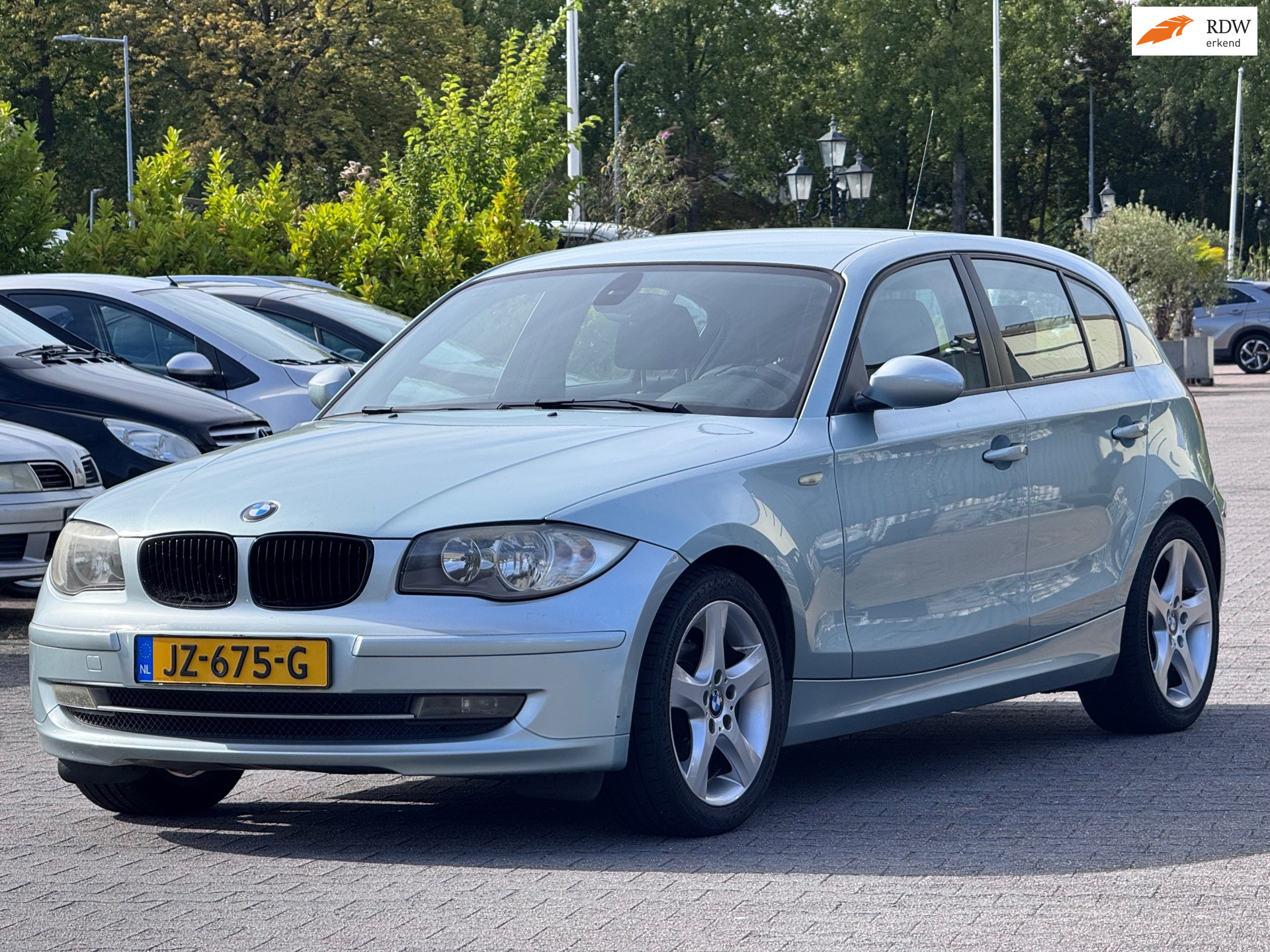 BMW 1-serie 118i High Executive | APK 30-09-2027 | Climate control | Cruise control | LM velgen | Stoelverwarming | 2 sleutels |