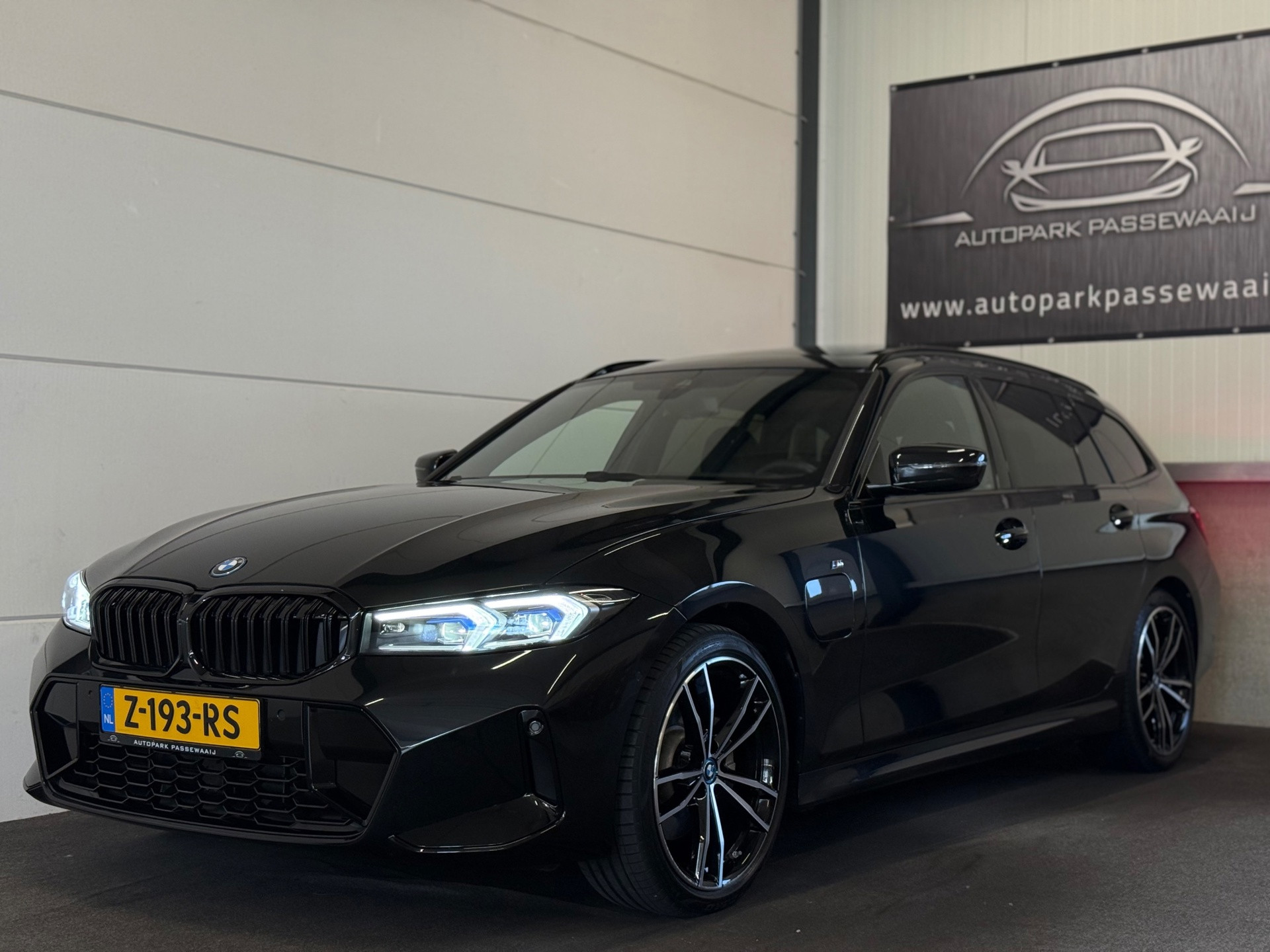 BMW 3 Serie Touring 320e M-Pakket Incl. BTW, Pano, Apple Carplay, Trekhaak, LED, Sfeerverlichting, Elek Stoel, H&K Audio