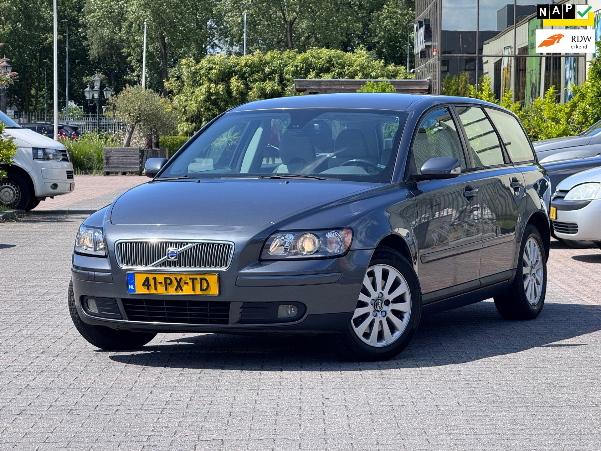 Volvo V50 2.4i Momentum | Automaat | Onderhoudhistorie | Airco | Cruise control | Half leder | 2 sleutels |