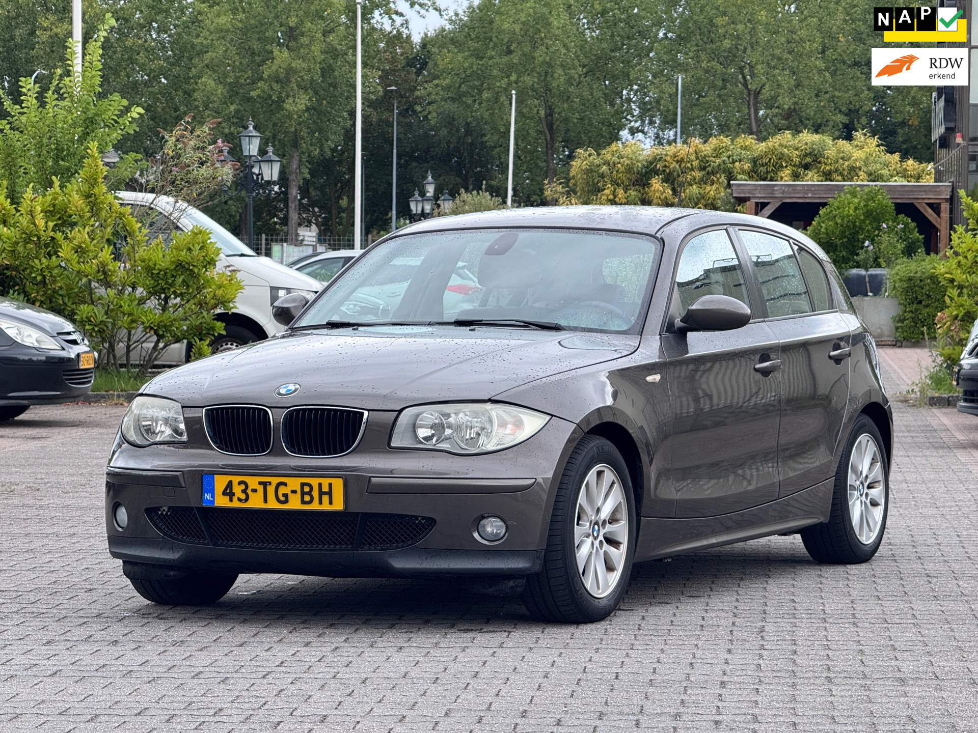 BMW 1-serie 118i High Executive | APK 19-08-2027 | Automaat | Leder stoelen | Parkeersensoren | Airco | Bluethooth |