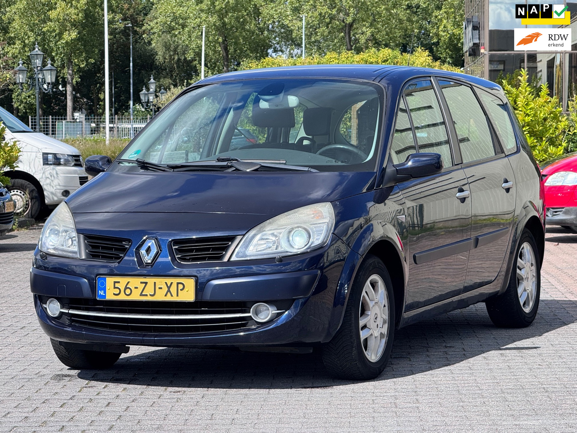 Renault Grand Scénic 1.6-16V Tech Line | APK 26-01-2027 | Parkeersensoren | Trekhaak | Navigatie | Xenon | Cruise control |