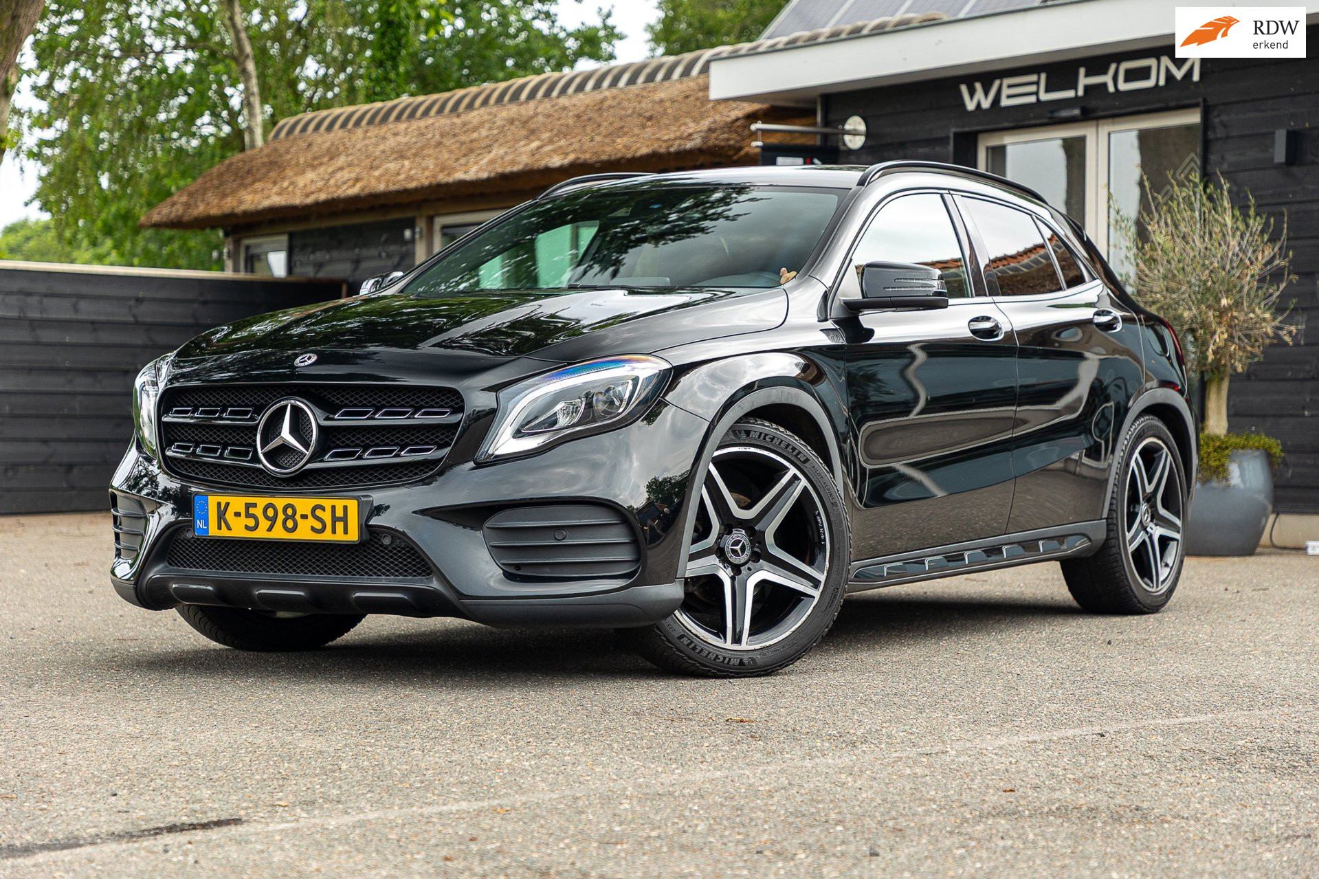 Mercedes-Benz GLA 180 Business Solution AMG Night Upgrade I Trekhaak I Cruise I Navigatie I 19 Inch I Led I Camera