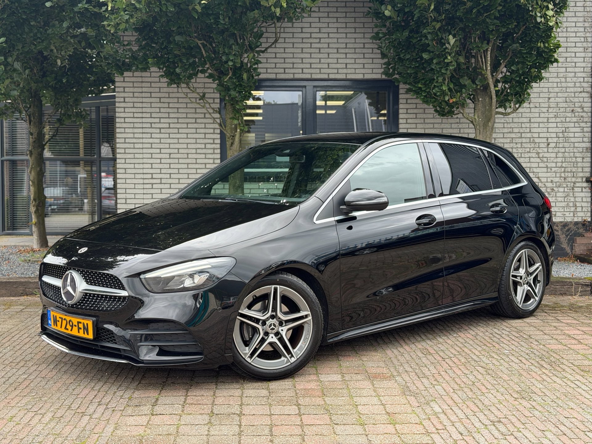 Mercedes-Benz B-Klasse 180 Business Solution AMG KeylesGo|CarPlay|360PDC + Camera|Sfeerverlichting|Stoelverw. V|APK 2028