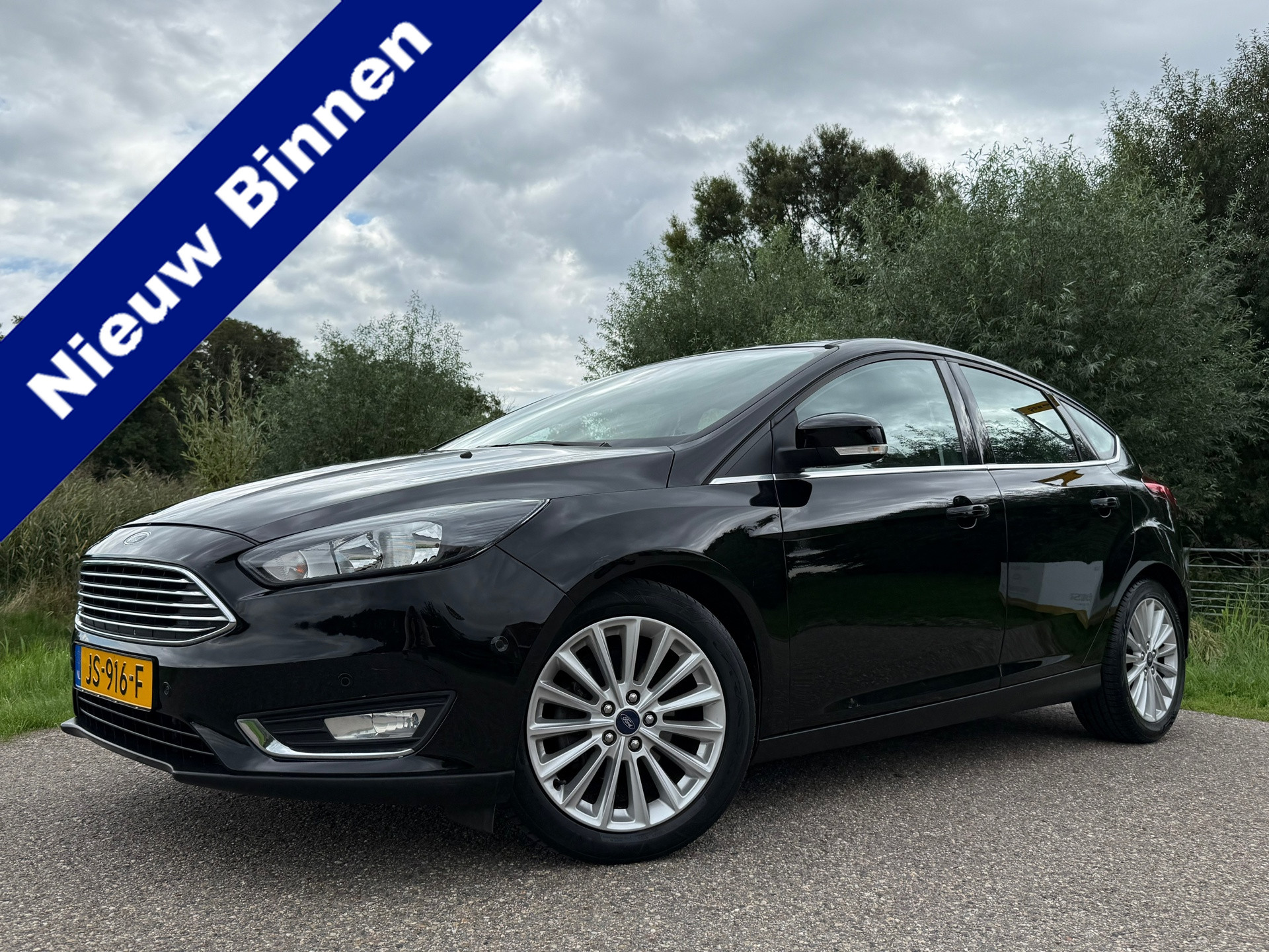 Ford Focus 1.0 Titanium Edition | Navi | Nieuwe Distributieriem! | Clima | Trekhaak | 17″ Velgen | PDC | Cruise |