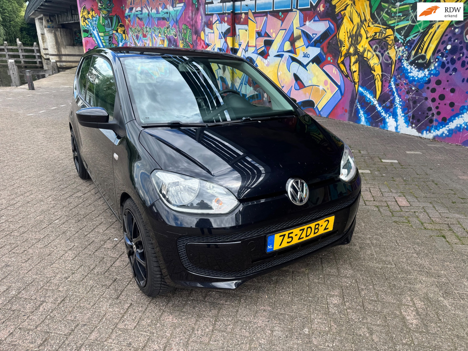 Volkswagen up! 1.0 move up! BlueMotion goed onderhouden ijskoude airco perfect rijdend navigatie elektrisch ramen boeken aanwezig