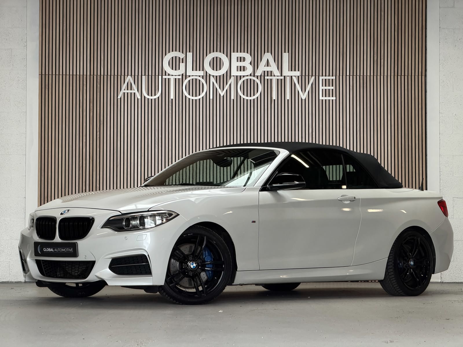 BMW 2 Serie Cabrio M235i – AUTOMAAT – PARELMOER WIT – LEER – NAVIGATIE – HARMAN KARDON – M PERFORMANCE UITLAAT