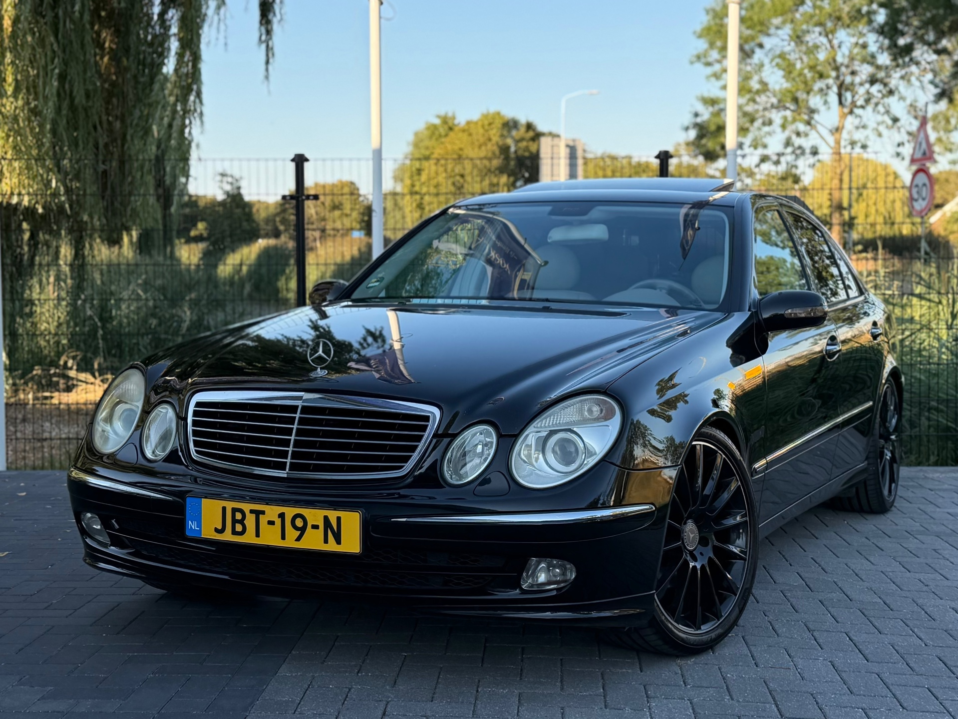 Mercedes-Benz E-Klasse 320 Avantgarde AUT / CLIMA / CRUISE / LEDER / SCHUIFDAK