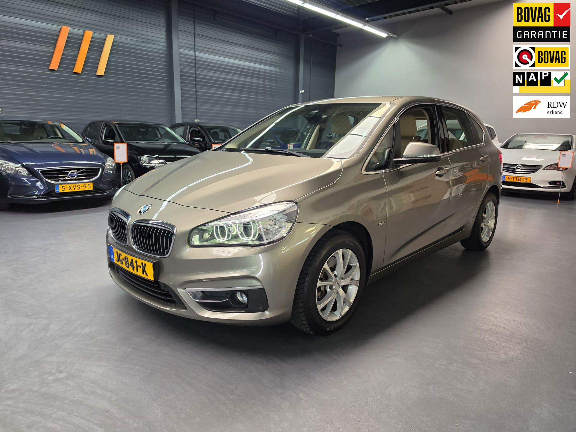 BMW 2 Serie Active Tourer 220i Luxury 1E EIGENAAR LEDER HEAD-UP LED CAMEREA NAP NL AUTO