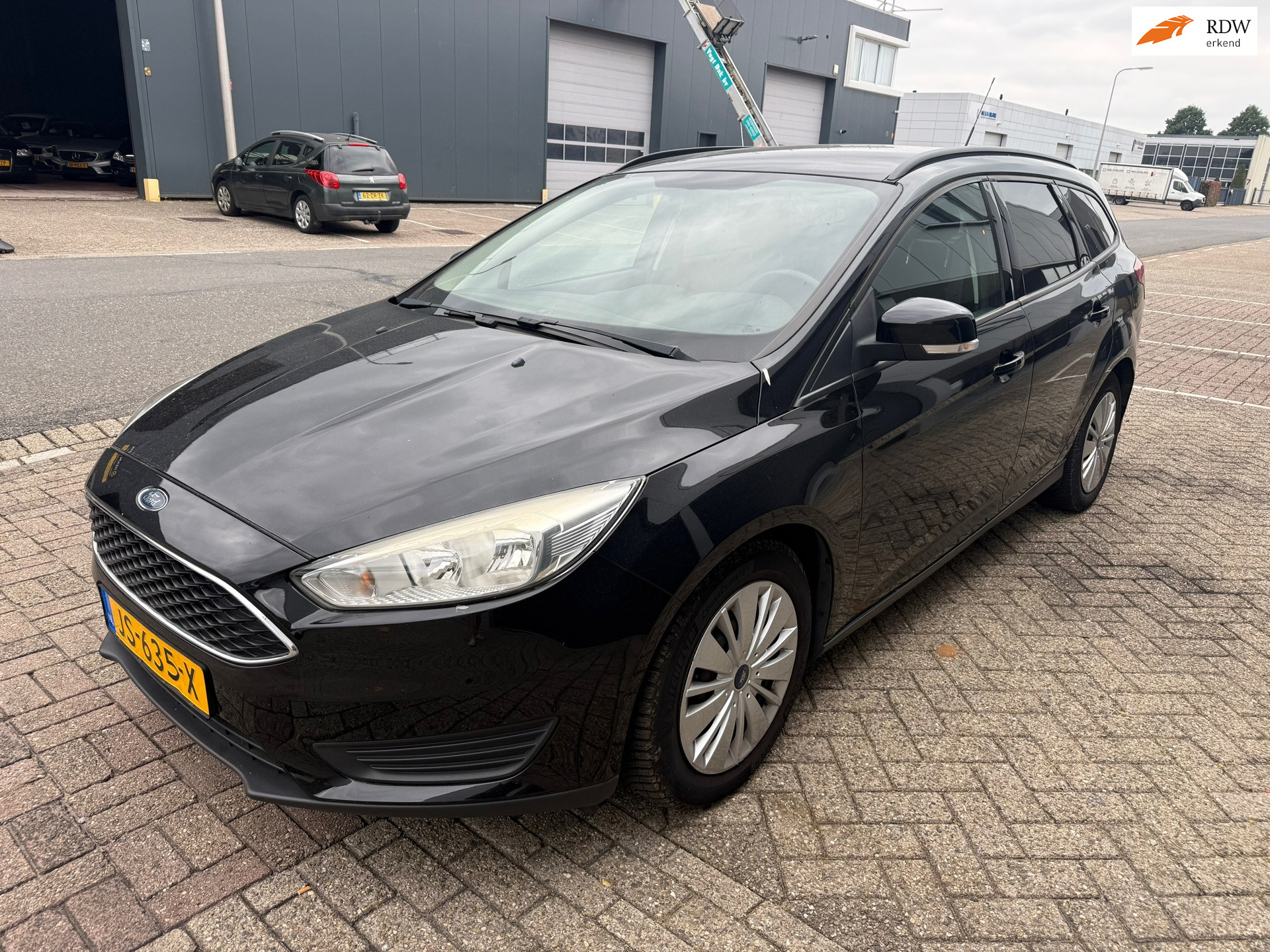 Ford FOCUS Wagon 1.0 Titanium Edition / AIRCO / APK / MOTOR 100% / BOEKJES / TWEE SLEUTELS / PDC / ZEER NETTE AUTO