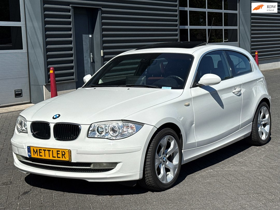 BMW 1-serie 118i Business Line, Apple carplay, Panoramadak, Cruise control