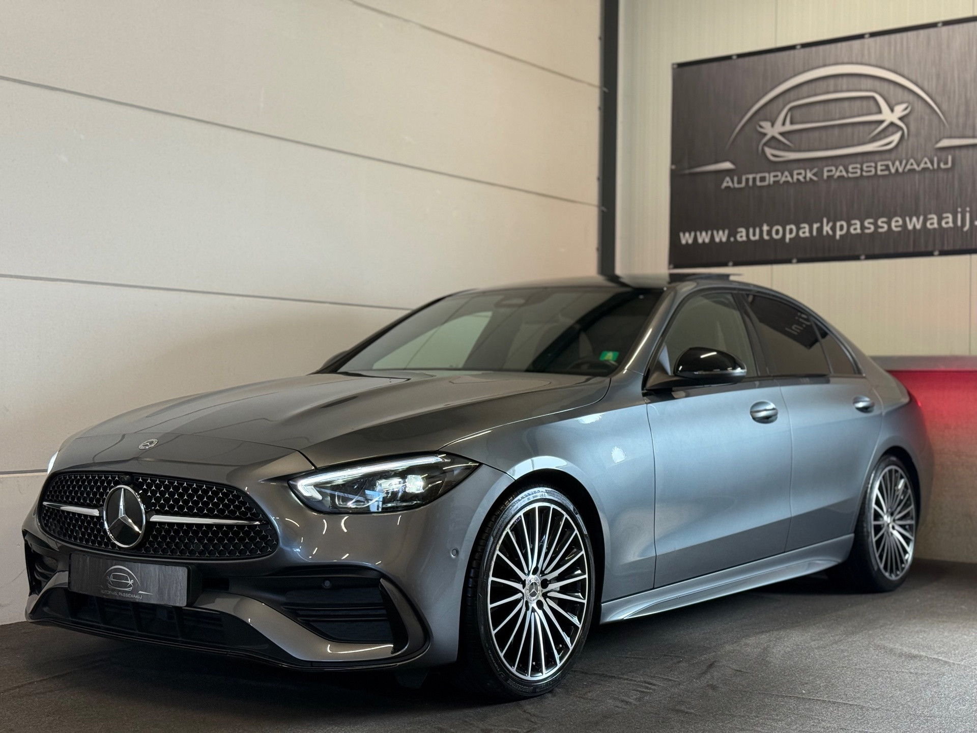 Mercedes-Benz C-Klasse 180 AMG Pano, Cruise Control, Apple Carplay, Sfeerverlichting, Lederen, Stoelverwarming, Lane-Assist, Airco