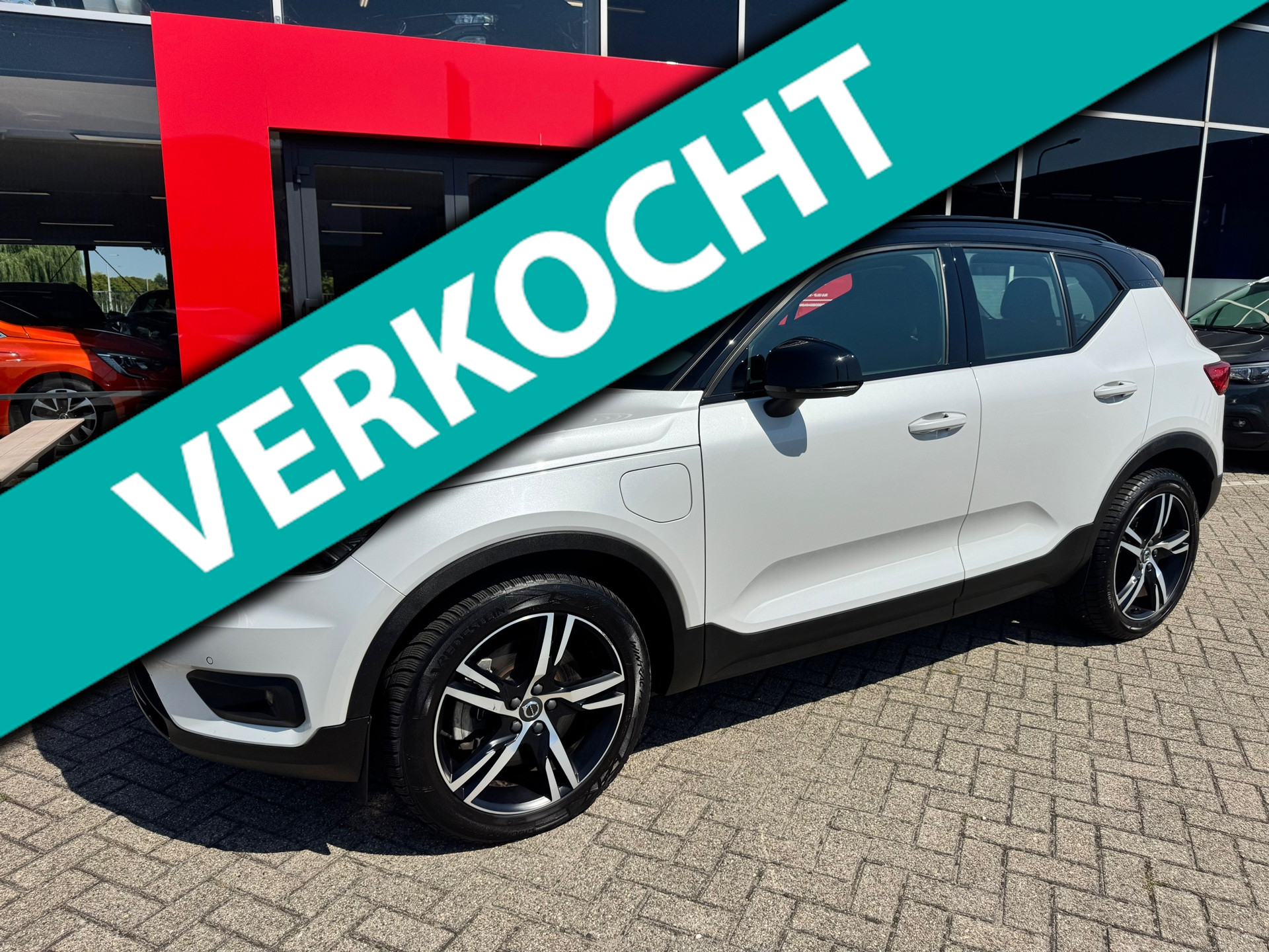 Volvo XC40 1.5 T4 Recharge R-Design Expression|Zwart dak|NL-auto|Elektr. stoelen met Memory|SOH 90%