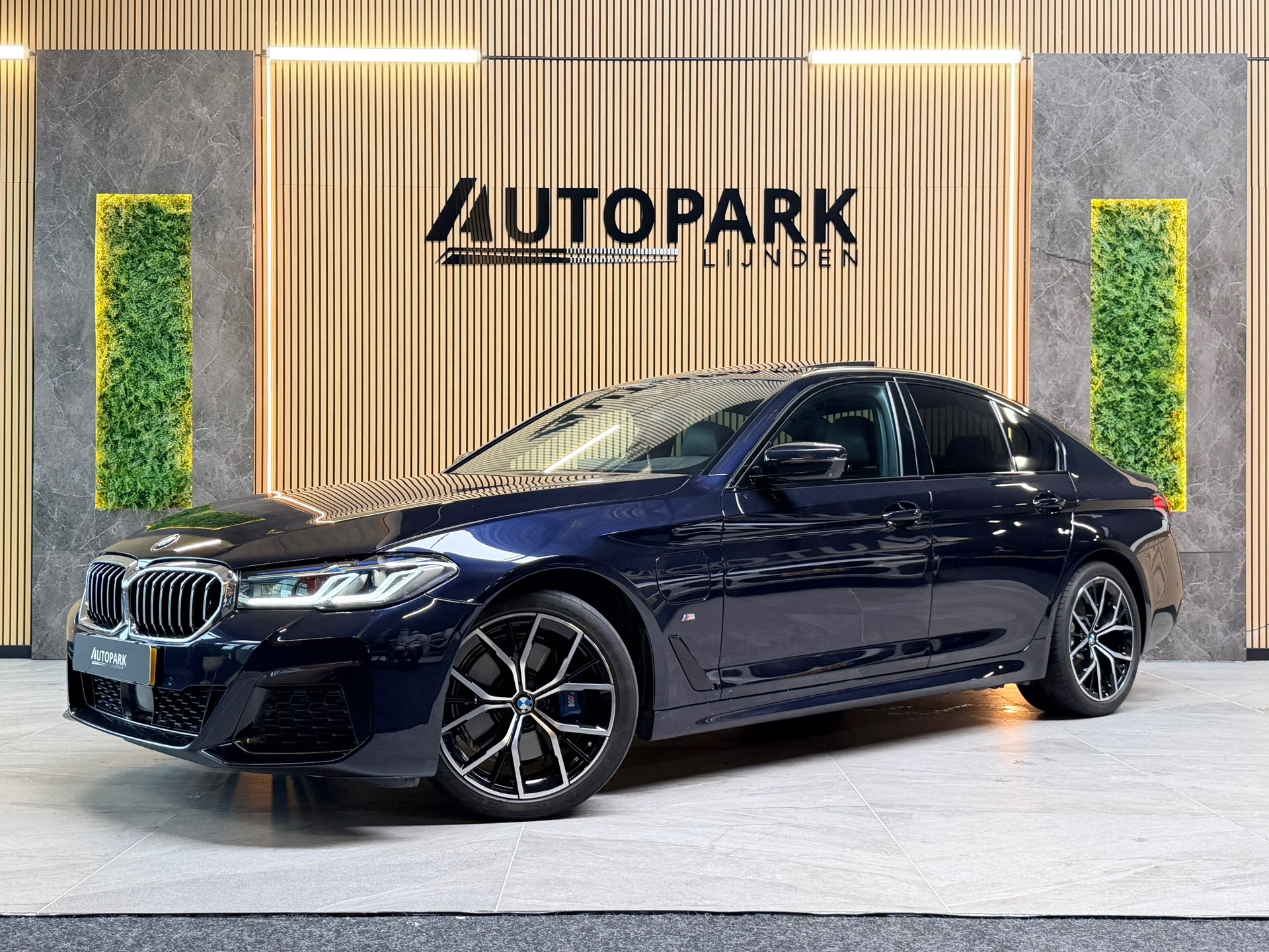 BMW 5 Serie VERKOCHT! 530e High Executive M-SPORT|SCHUIFDAK|HuD|360 CAMERA|LASER|MEMORY|KEYLESS|SFEERVERLICHTING|DODEHOEK|LANE AS
