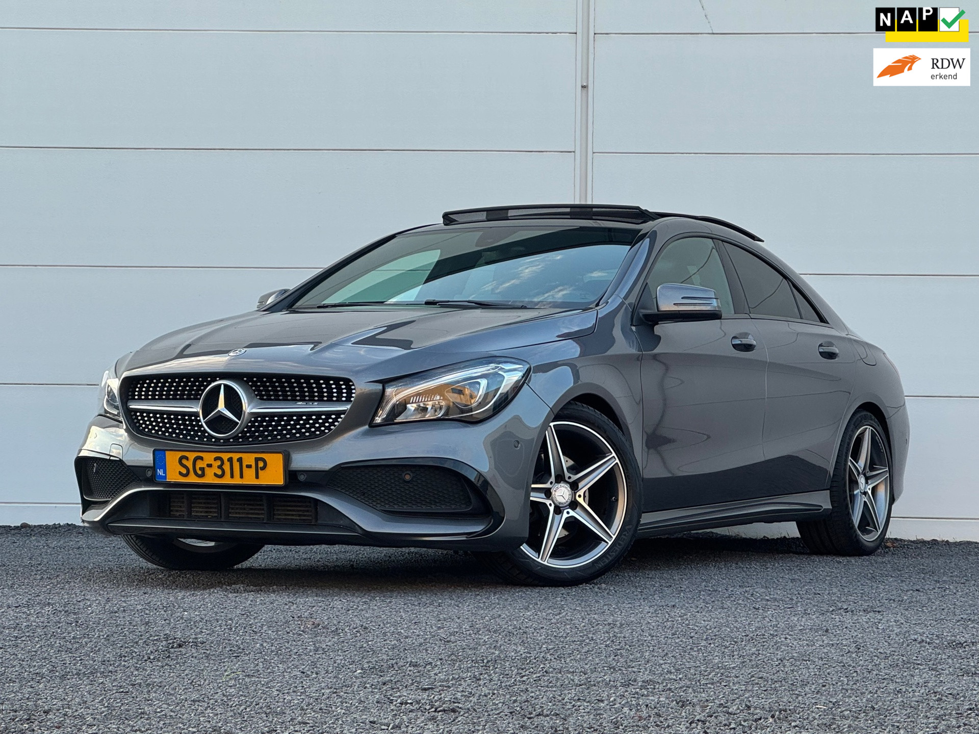 Mercedes-Benz CLA-Klasse 200 Amg Org NL Pano Uitlaatklep schakelbaar AMG Diffuser Apple carplay Night pakket Keyless Go