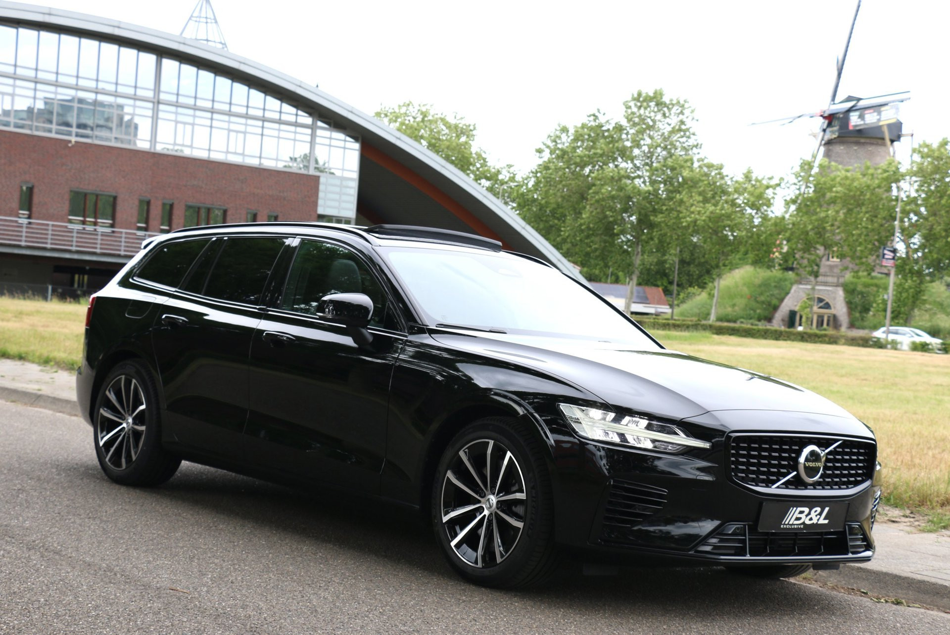 Volvo V60 2.0 T8 Plug-in Hybride Long Range R-Design AWD Ultimate Dark 335kW 456Pk Aut Recharge Full Option Adaptive CC 1e eigenr