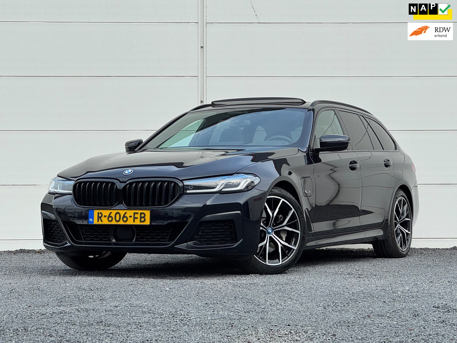BMW 5 Serie Touring 530e M-Sport Org NL Pano Keyless Stoelventilatie+ Verwarming Laser light Camera Dodehoek Shadow line Mem seats