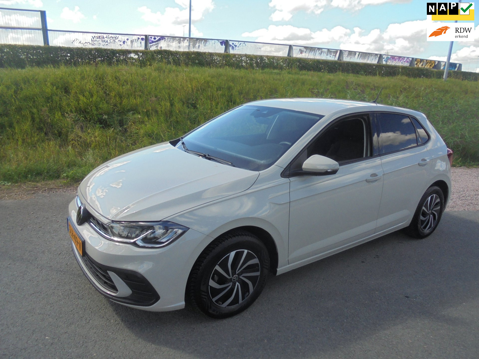 Volkswagen Polo Volkswagen Polo 1.0 Automaat airco lmv navigatie pdc 19.000km