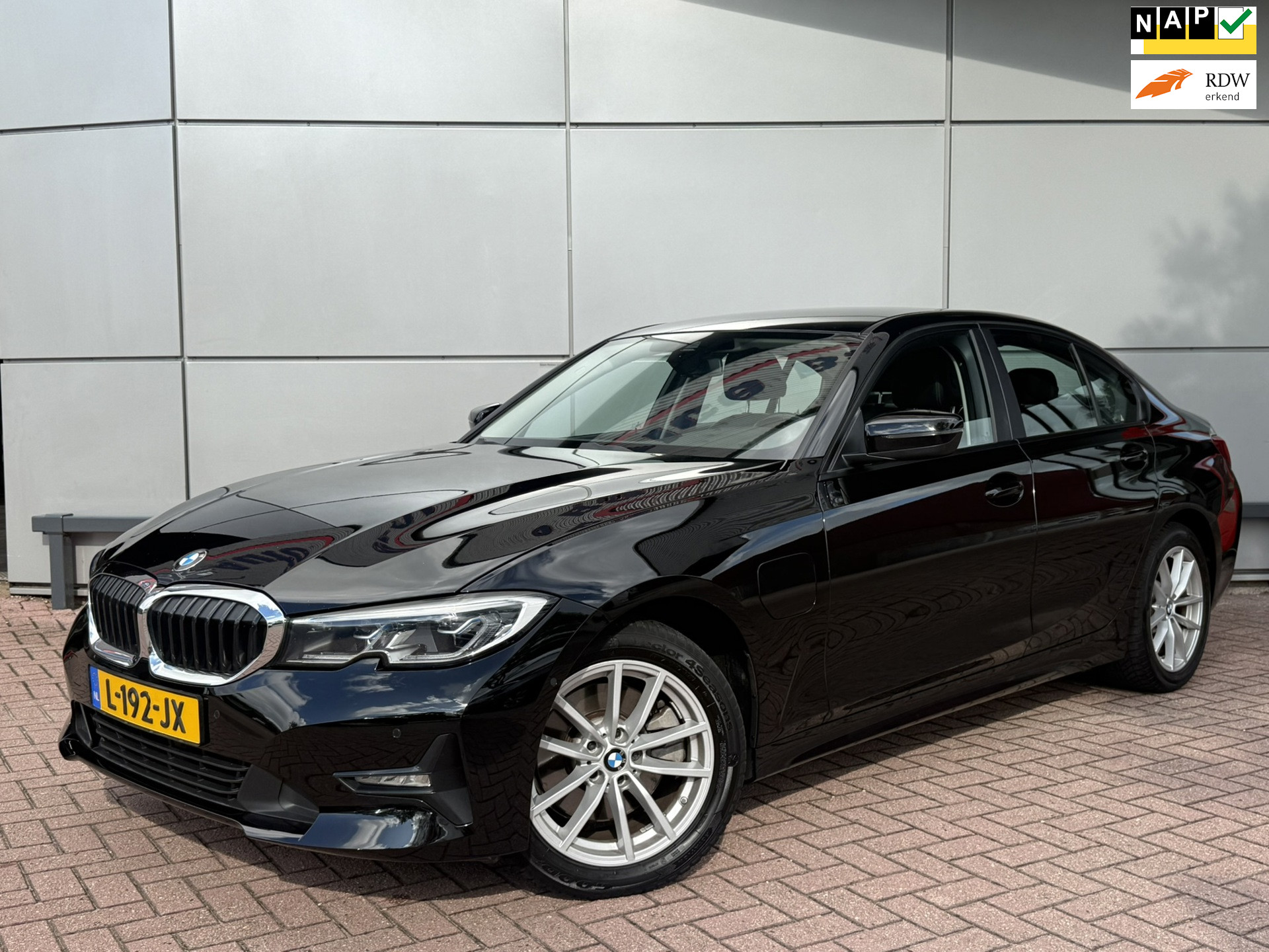 BMW 3-serie 320e Business Edition Plus | Leer | Laser LED koplampen | Dealer onderhouden |
