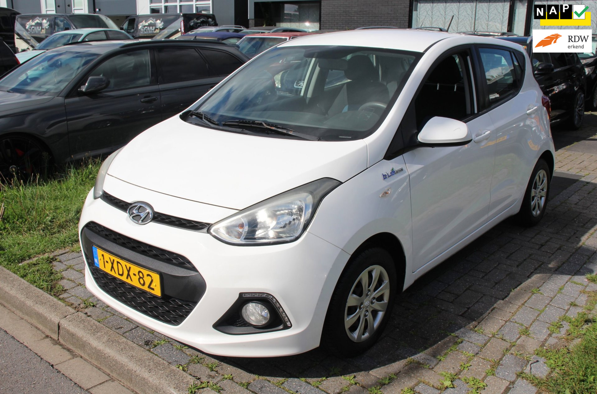 Hyundai i10 1.0i i-Motion Comfort Plus €3.495,- APK Sep 2027! Airco Cruise Bluetooth NAP