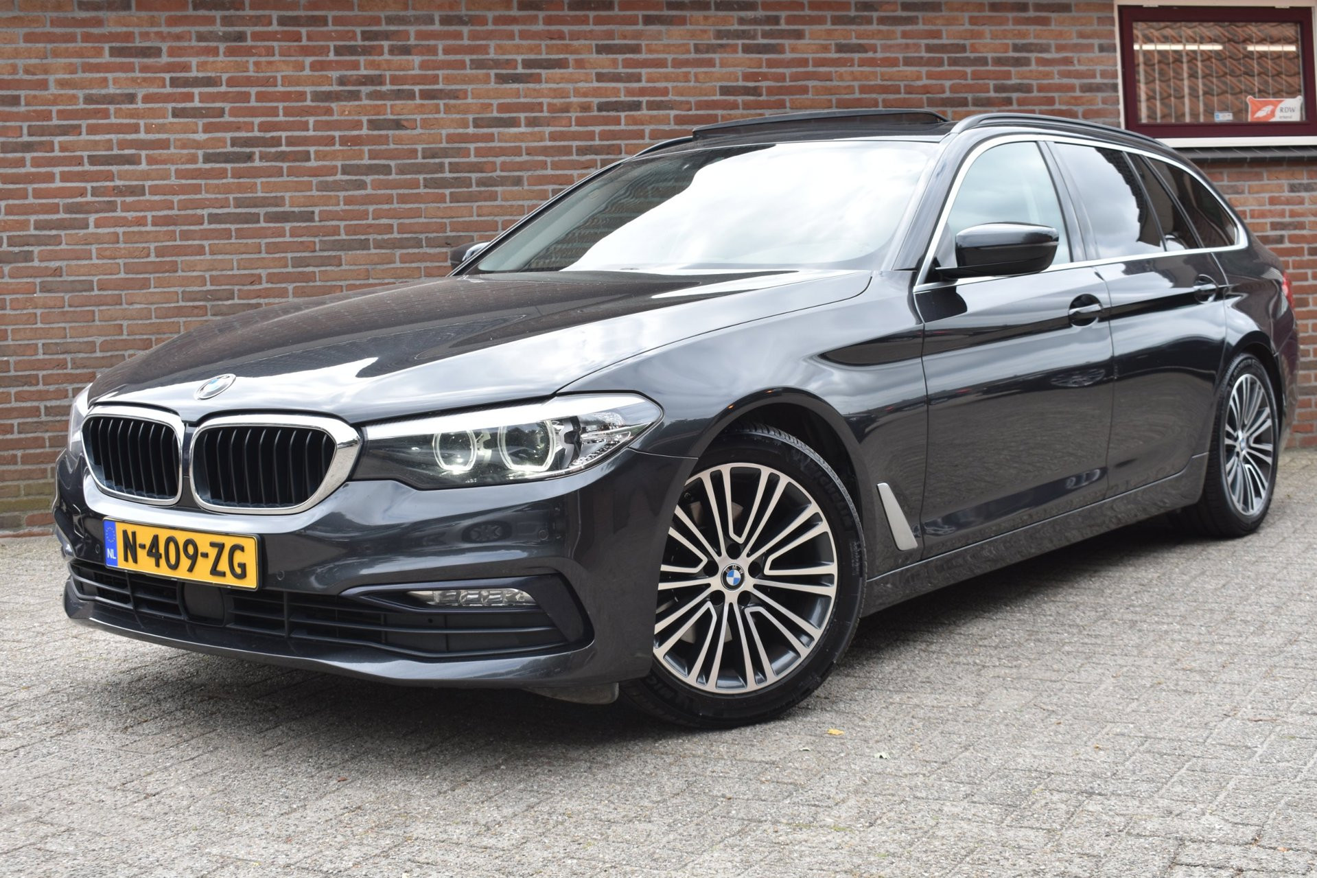 BMW 5 Serie Touring 520d High Executive ’18 Pano LED Clima Navi Cruise