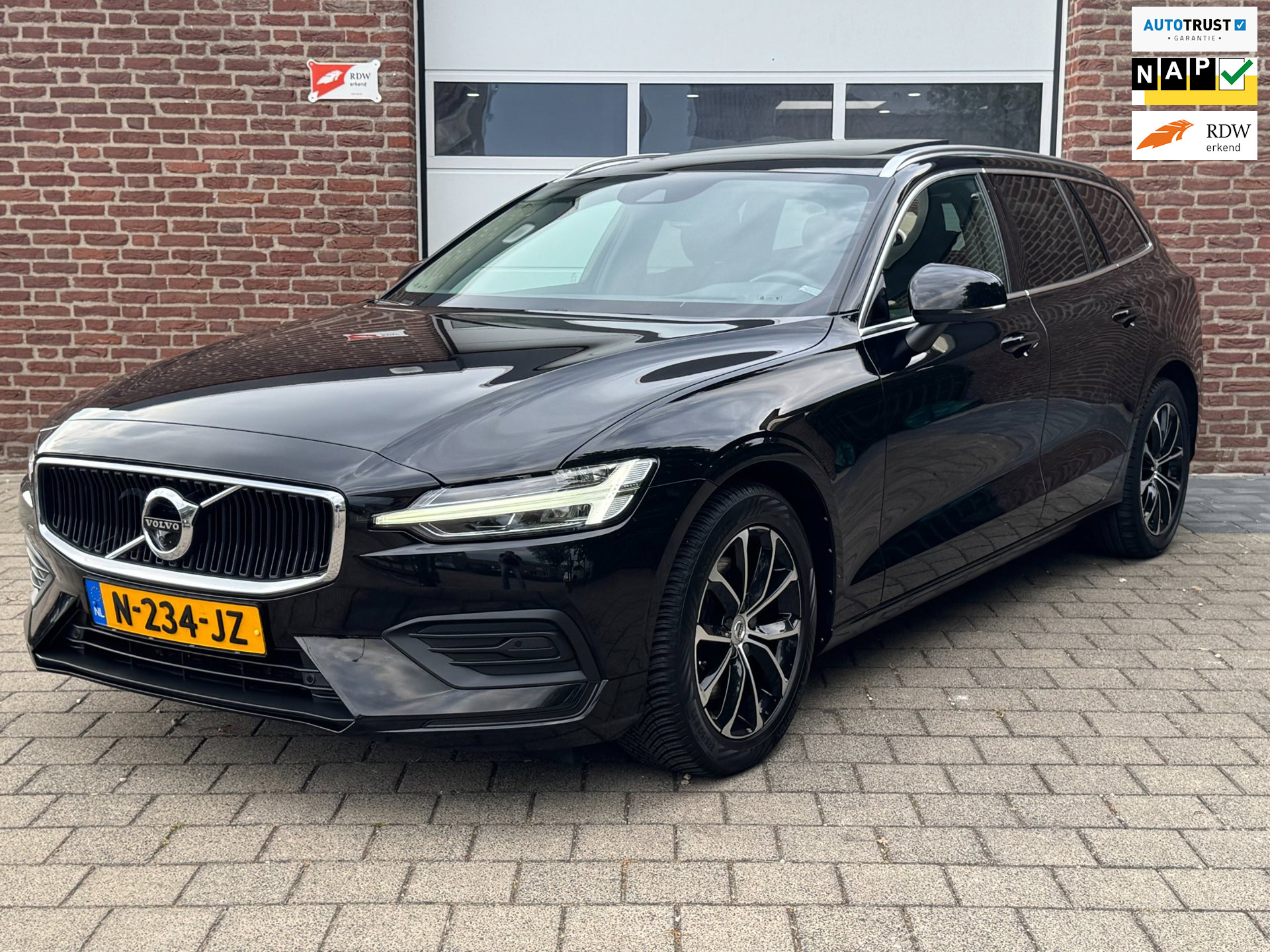 Volvo V60 2.0 B3 Momentum Business|Pano|HUD|360Cam|H&K|Trekhaak|