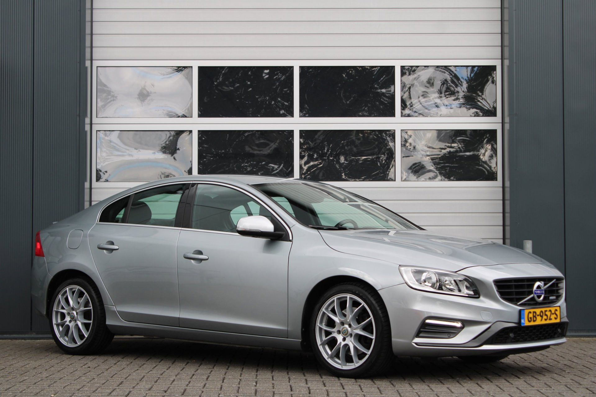 Volvo S60 2.0 T5 R-Design Automaat 245pk Clima/Cruise/Stoelverwarming/Leder/PDCv+a/LED/RadioCD.AUX.USB/18″LM/Dealer/APK:29-09-2027