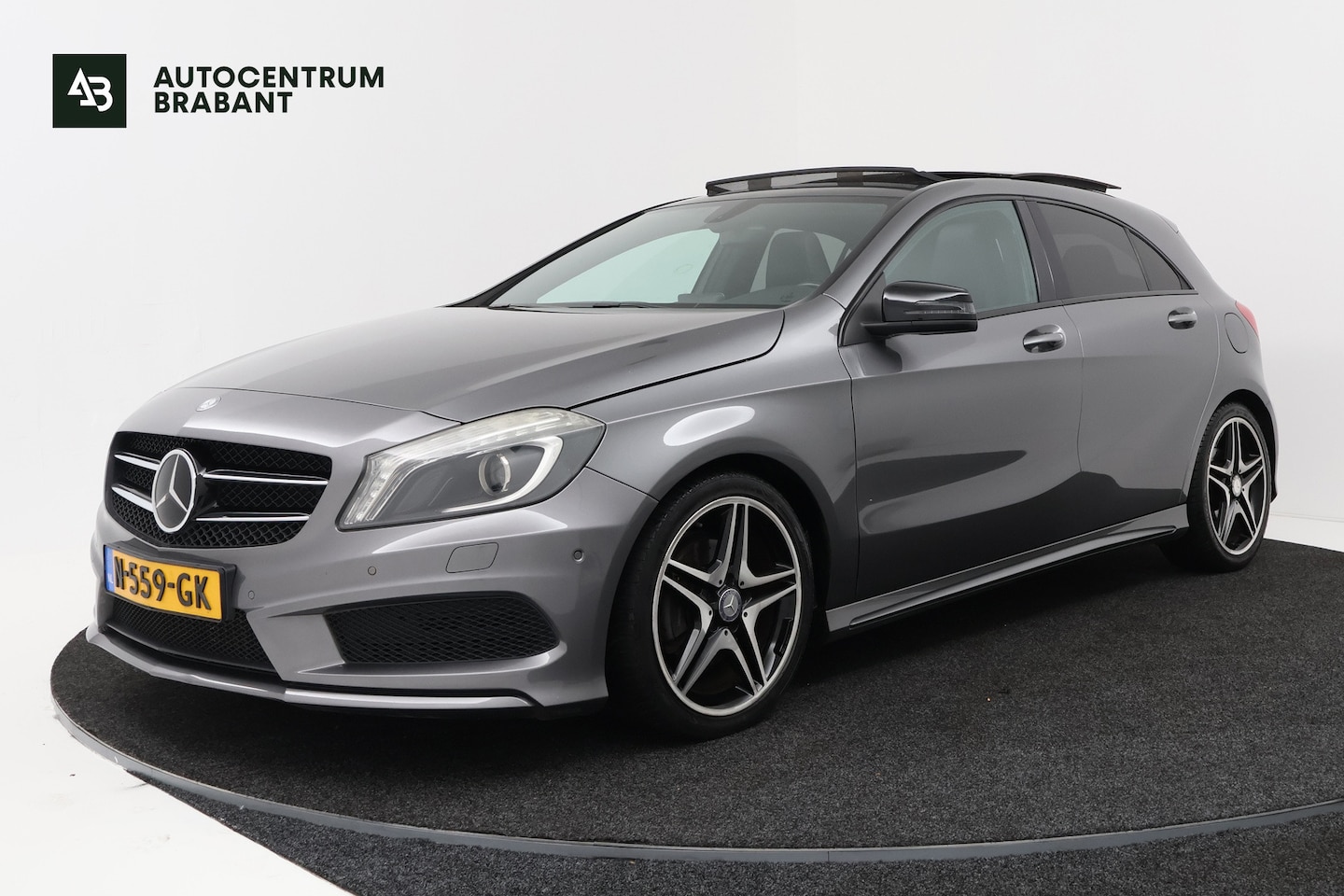 Mercedes-Benz A-Klasse 180 Amg (PANORAMADAK, STOELVERWARMING, PARKEERSENSOREN, CRUISE, LED)
