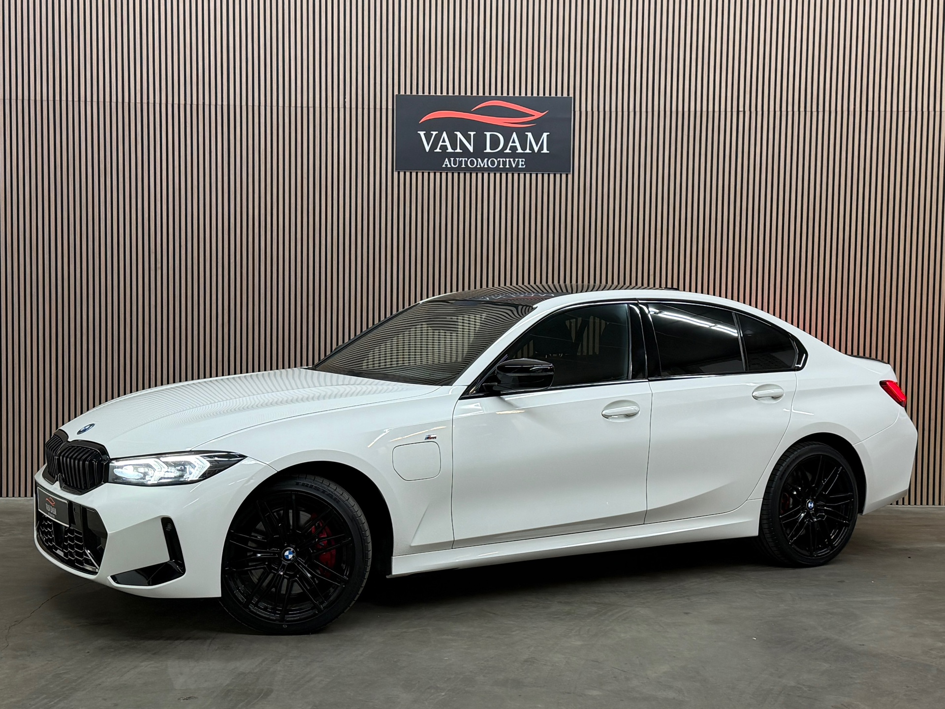 BMW 3-serie 330e 2024 M-Sport LED CAMERA H&K CAR-PLAY