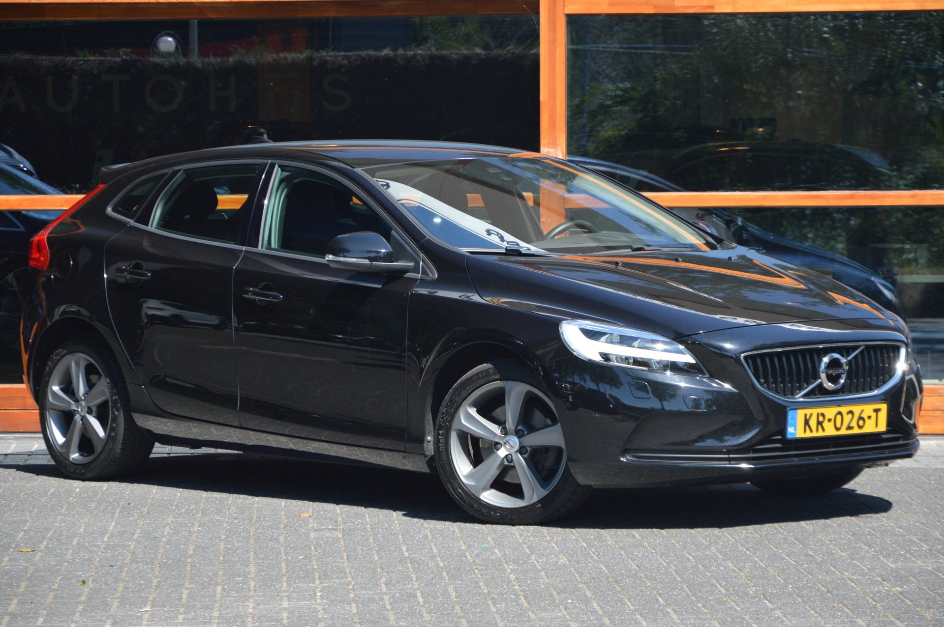 Volvo V40 T3 Momentum | Standkachel | Stoelverwarming | Volvo on call | Dealeronderhouden