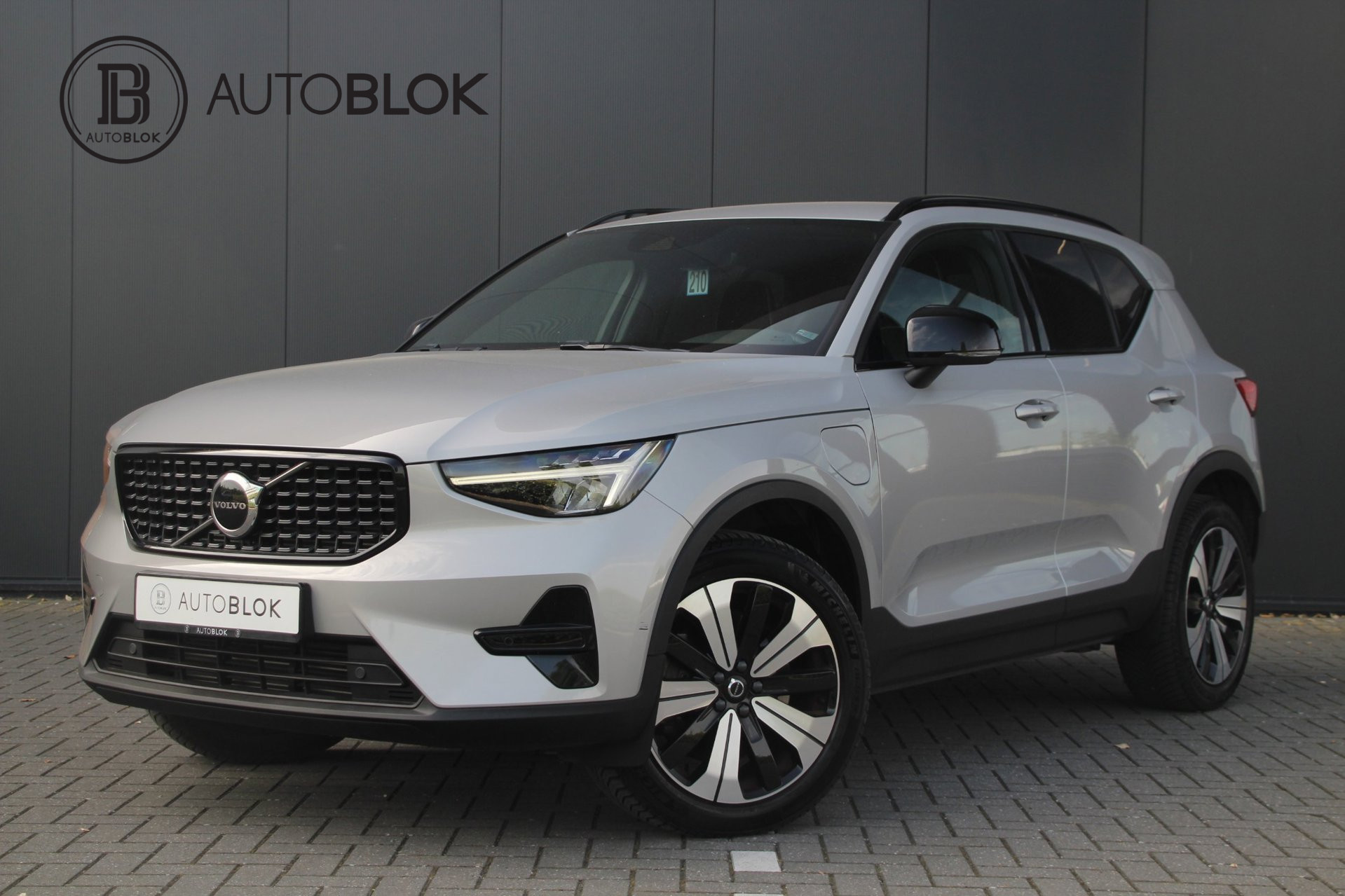 Volvo XC40 1.5 T4 Plug-in hybrid Plus Dark | SOH 100% | Apple carplay | stoelverwarming | Harman Kardon |