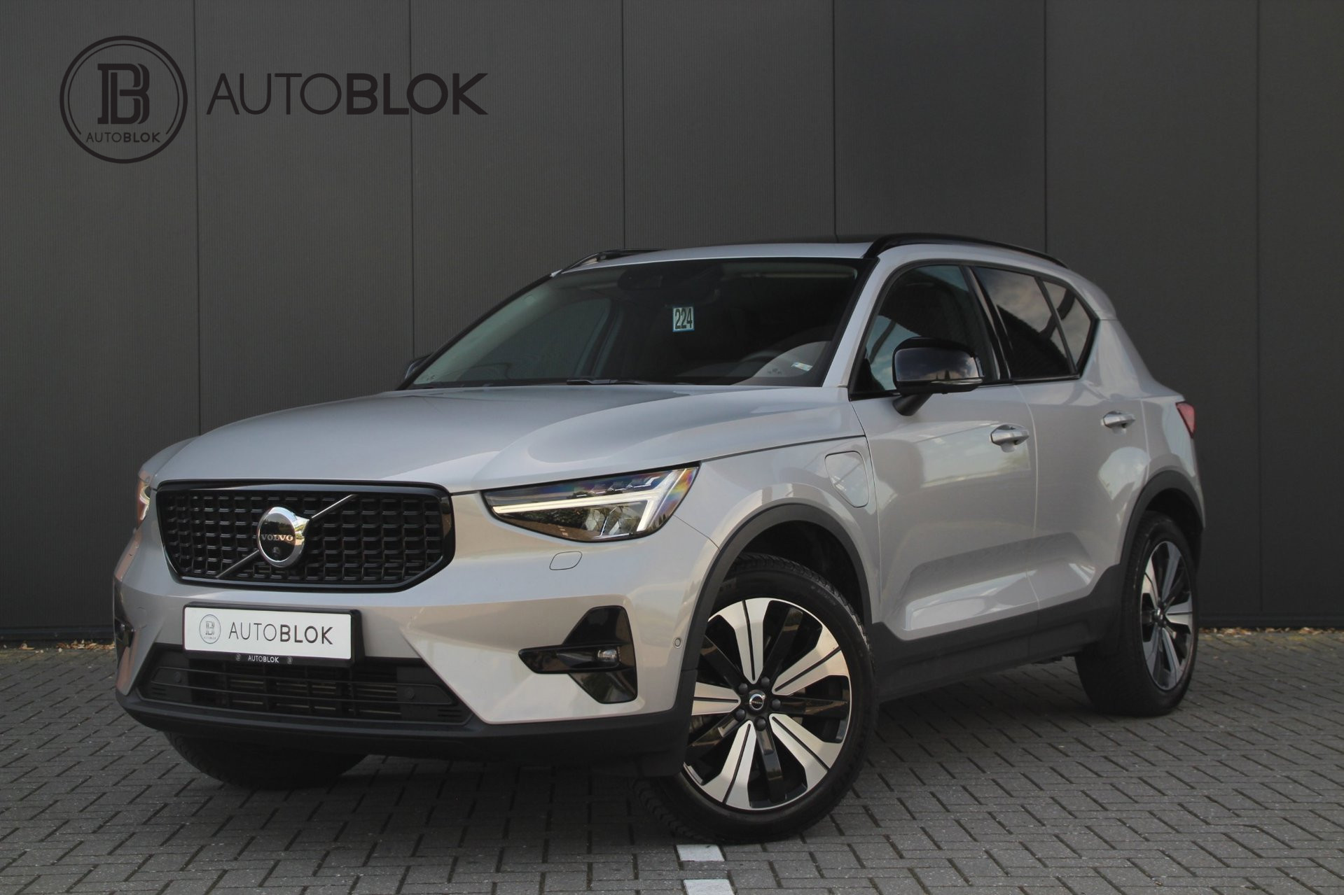 Volvo XC40 1.5 T4 Plug-in hybrid Plus Dark | R-Design | Panoramadak | Apple CarPlay | Stoelverwarming |