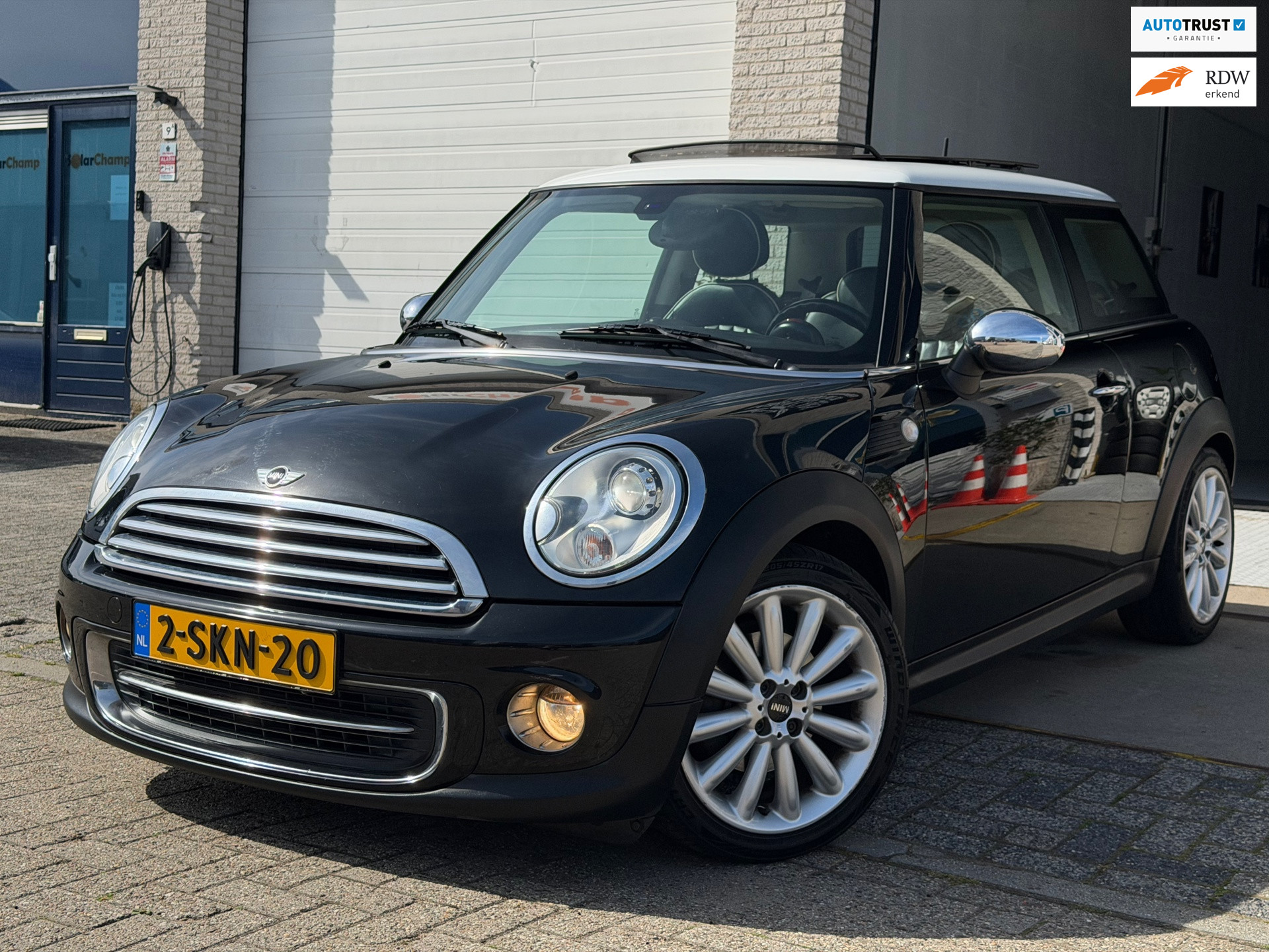 MINI 3-deurs 1.6 Cooper Chili/ 3drs/ 3e EIG/ dealeronderhouden/1jaar apk/ pano/ airco/ navi/ pdc/ volle opties.