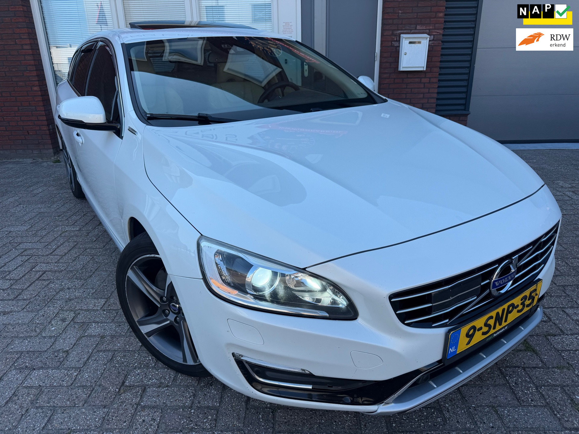Volvo V60 2.4 D6 AWD Plug-In Hybrid Summum / Pano / Leder / Memory / Navi / PDC