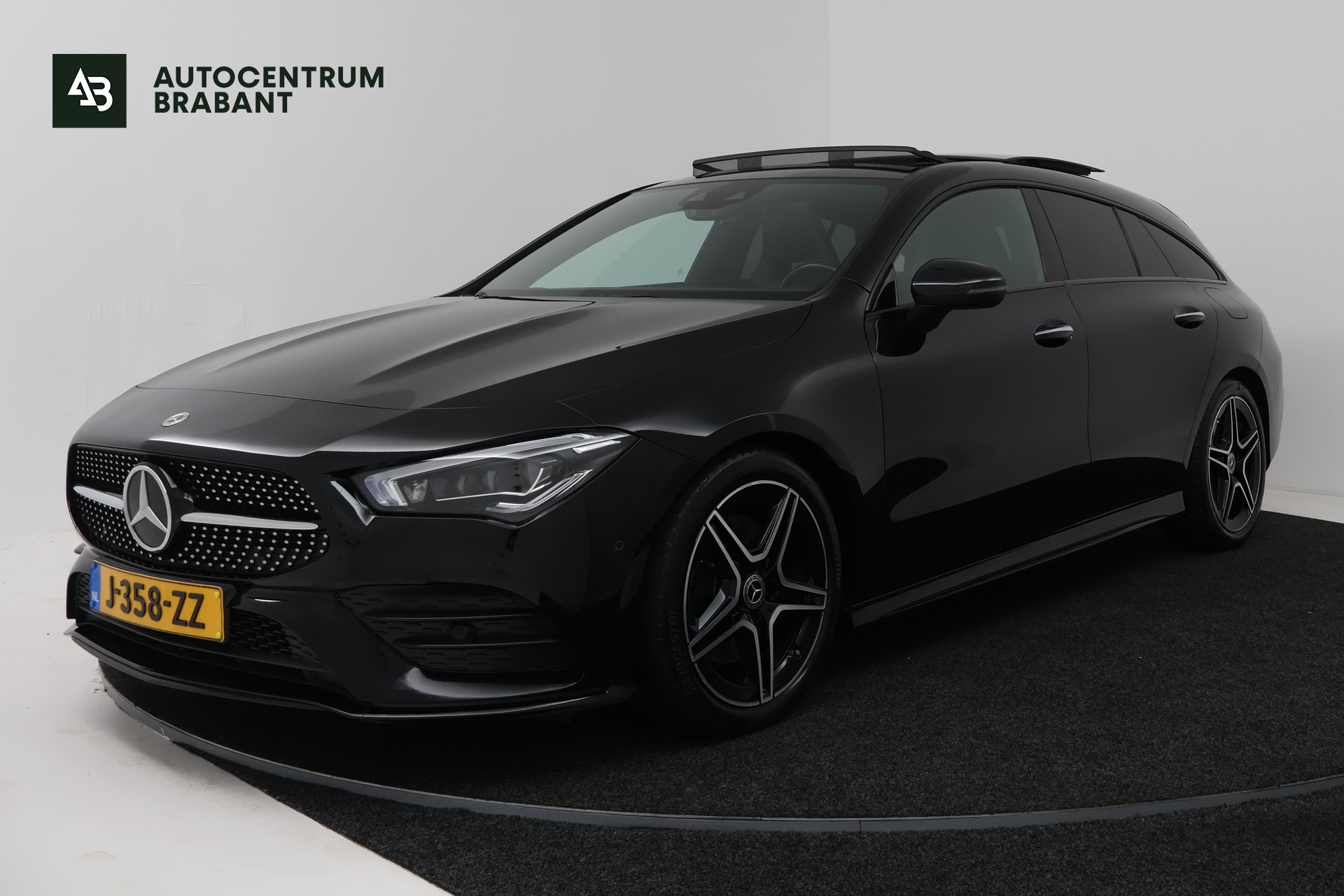 Mercedes-Benz CLA-Klasse Shooting Brake 200 Business Solution AMG (PANORAMADAK, TREKHAAK, ELEKTR STOELEN, SFEERVERLICHTING, STOELVERWARMING)