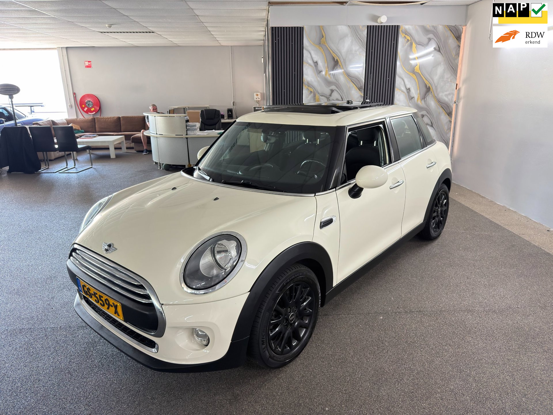 MINI 5-deurs 1.2 One Business Automaat,Panodak,Cruise,Clima,Carplay,Navigatie,N.A.P,Lm velgen,Bluetooth,Topstaat!!